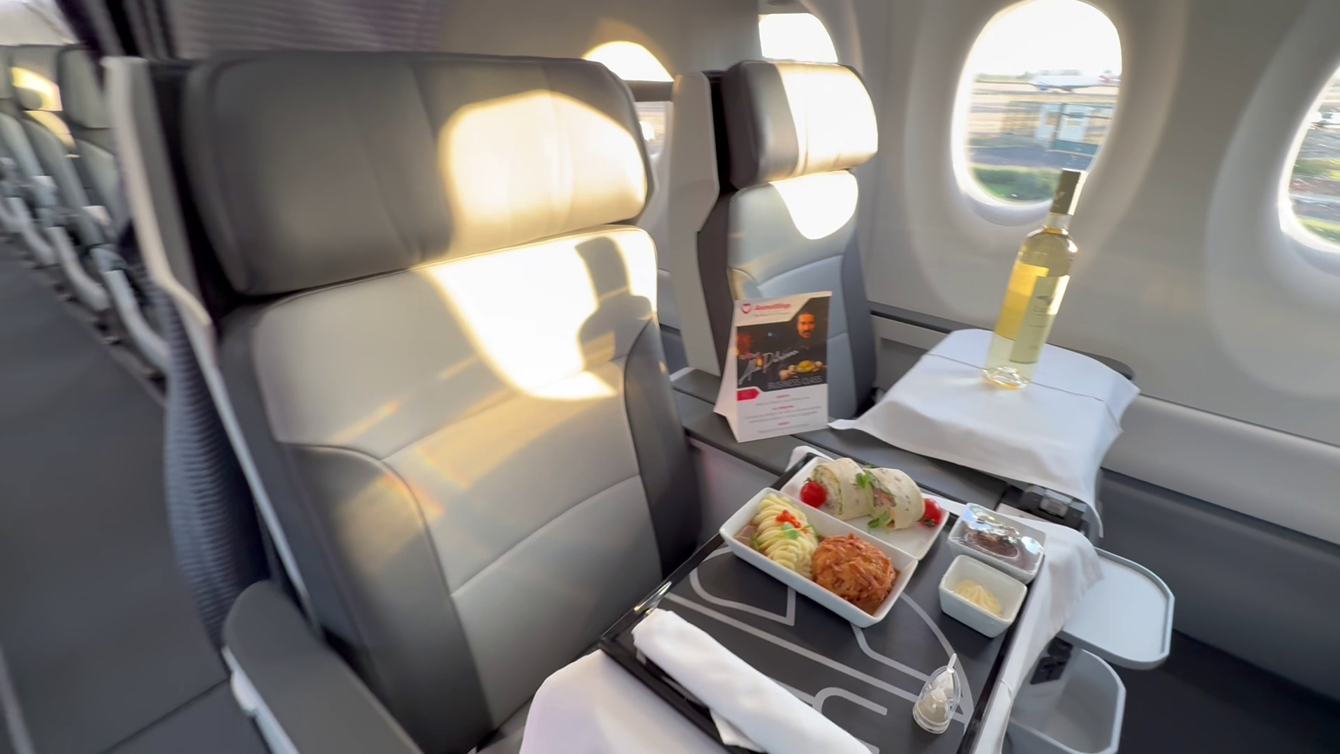 Meniu de lux în cel mai nou Airbus al unei companii românești! Libertatea a urcat la bordul noului avion de peste 100 de milioane de euro