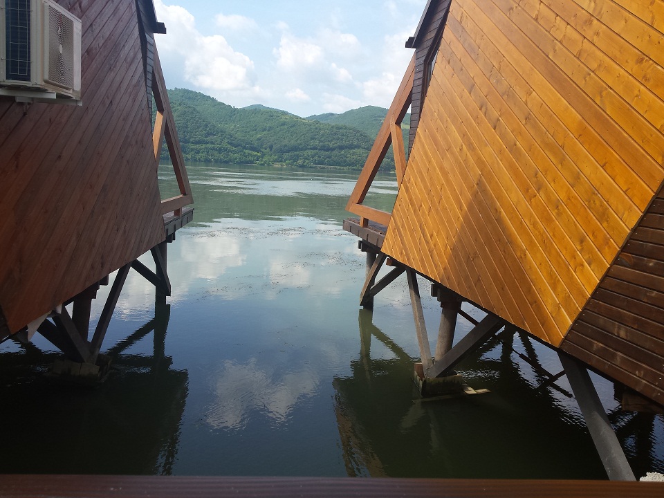 Ca în Bora Bora! Primele 15 căsuțe suspendate deasupra Dunării vor fi gata într-o lună