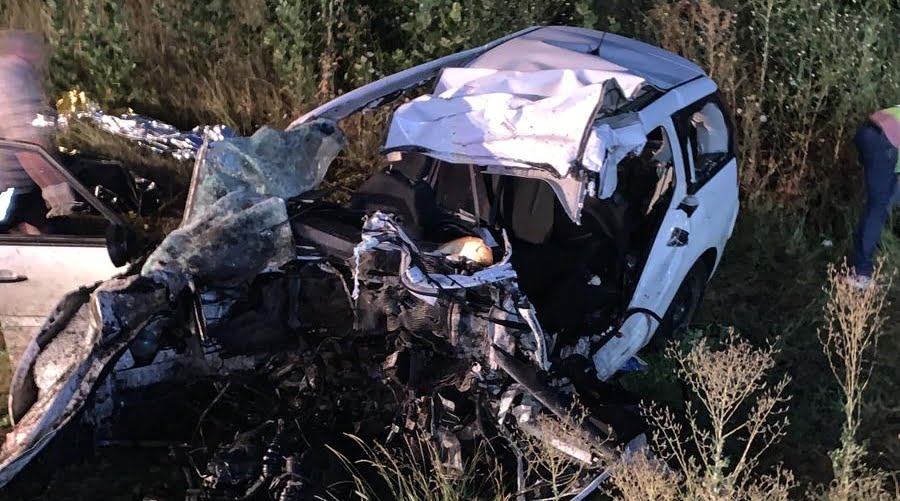 Accident grav în Teleorman. Doi adulţi şi trei copii au murit, după ce maşina în care se aflau a intrat frontal într-un TIR