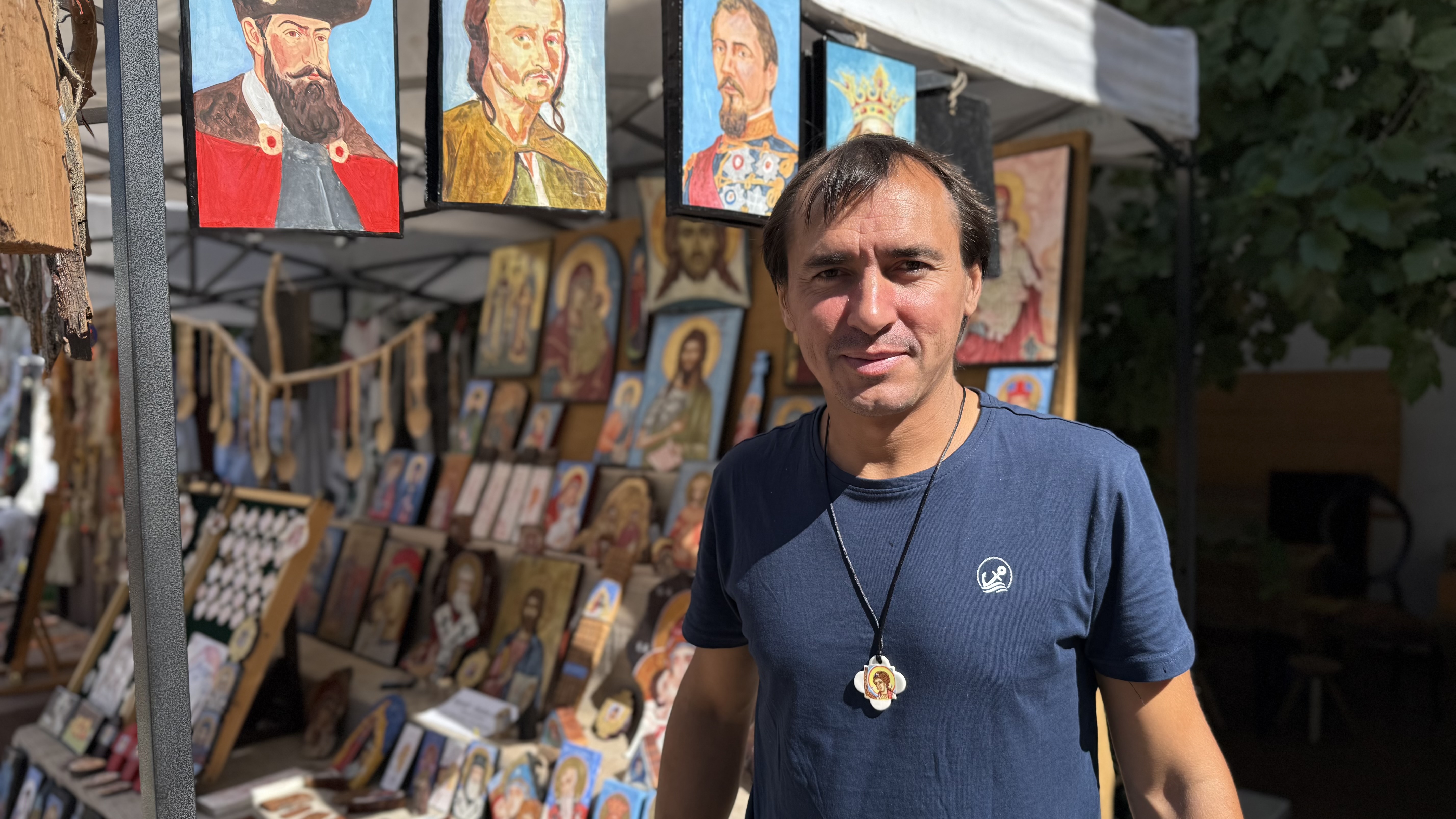 Teodore-Adrian Negoiță, artistul care transformă icoanele și lingurile de lemn în povești vii ale satului românesc: „Am pictat pe pietre, pe coajă de ou sau pe scoarță de copac”