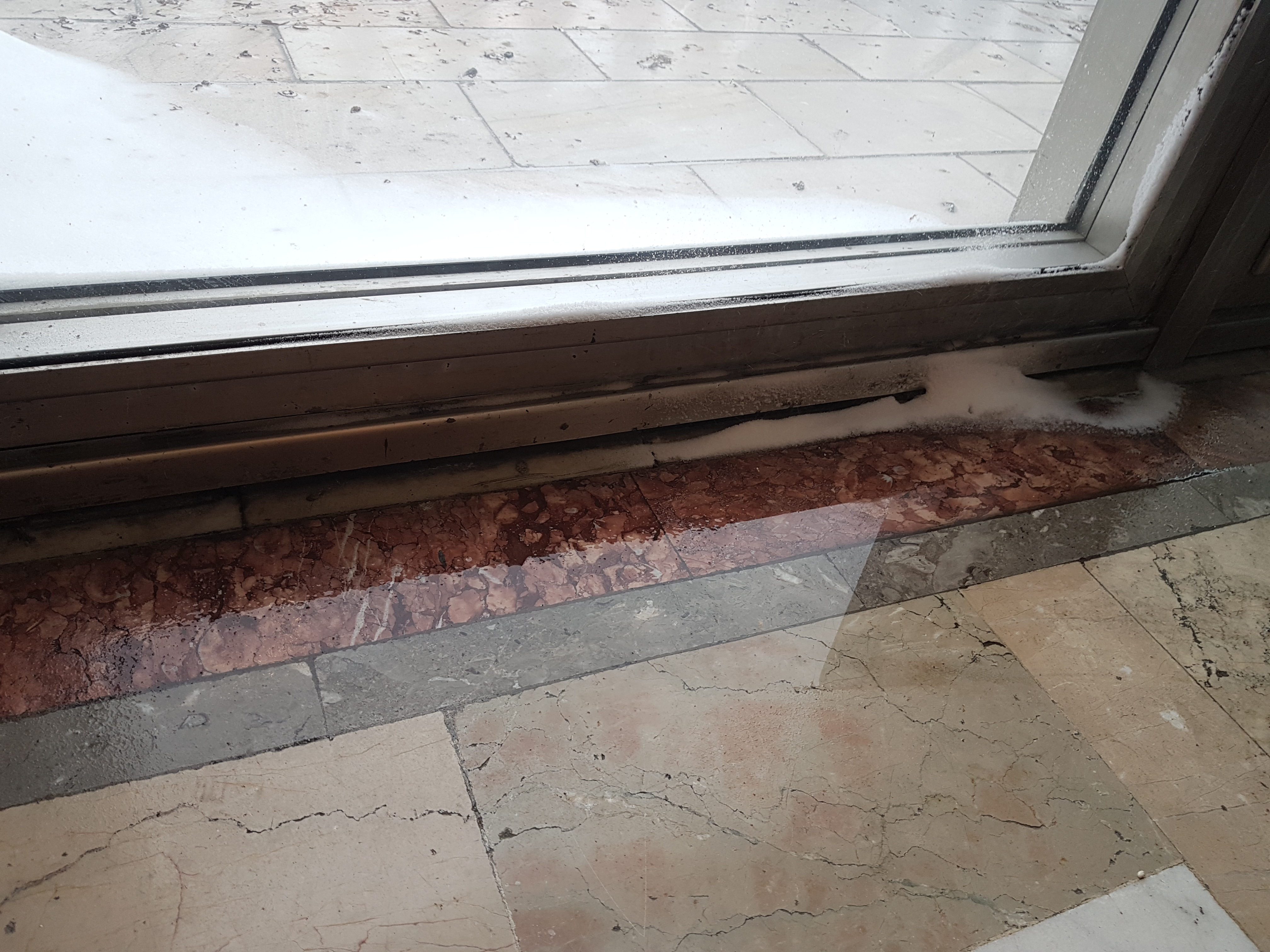 Intră zăpada în Palatul Parlamentului; Aleșii au tremurat în plen, din cauza ferestrelor vechi ( FOTO/ VIDEO)