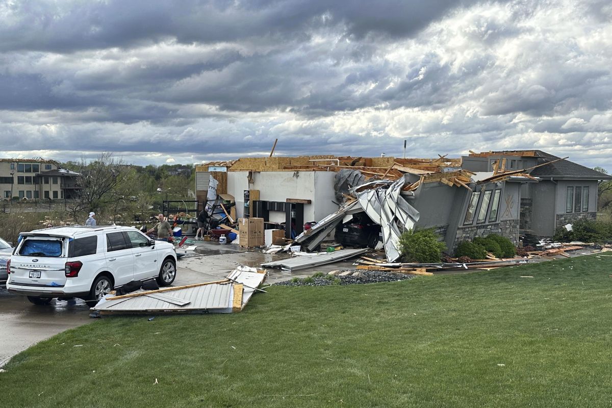 Zeci de tornade au măturat centrul SUA. 50 de milioane de oameni, încă sub amenințarea fenomenelor meteo extreme