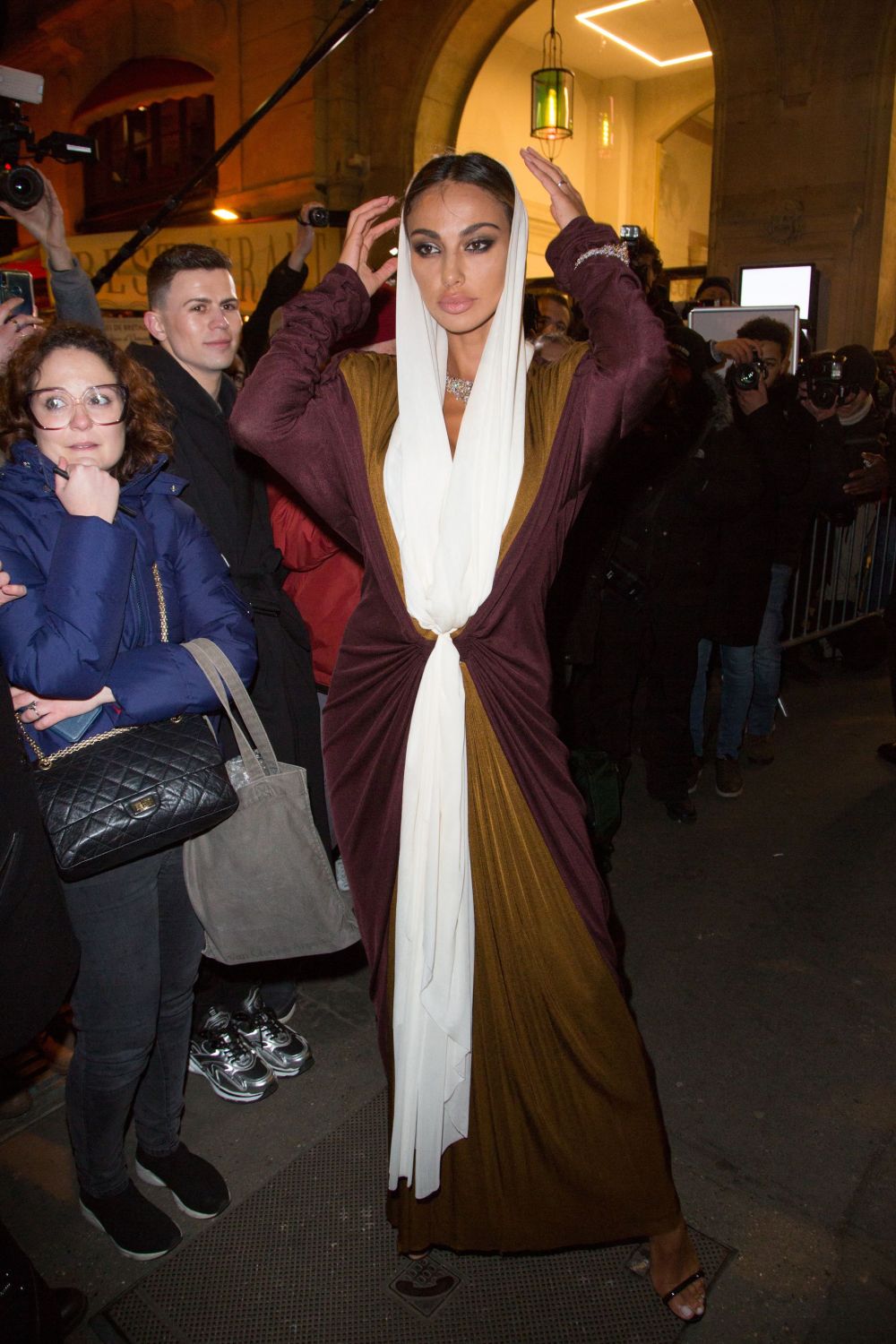 Mădălina Ghenea a strălucit la Paris Fashion Week. Ținuta purtată de frumoasa româncă a atras privirile tuturor