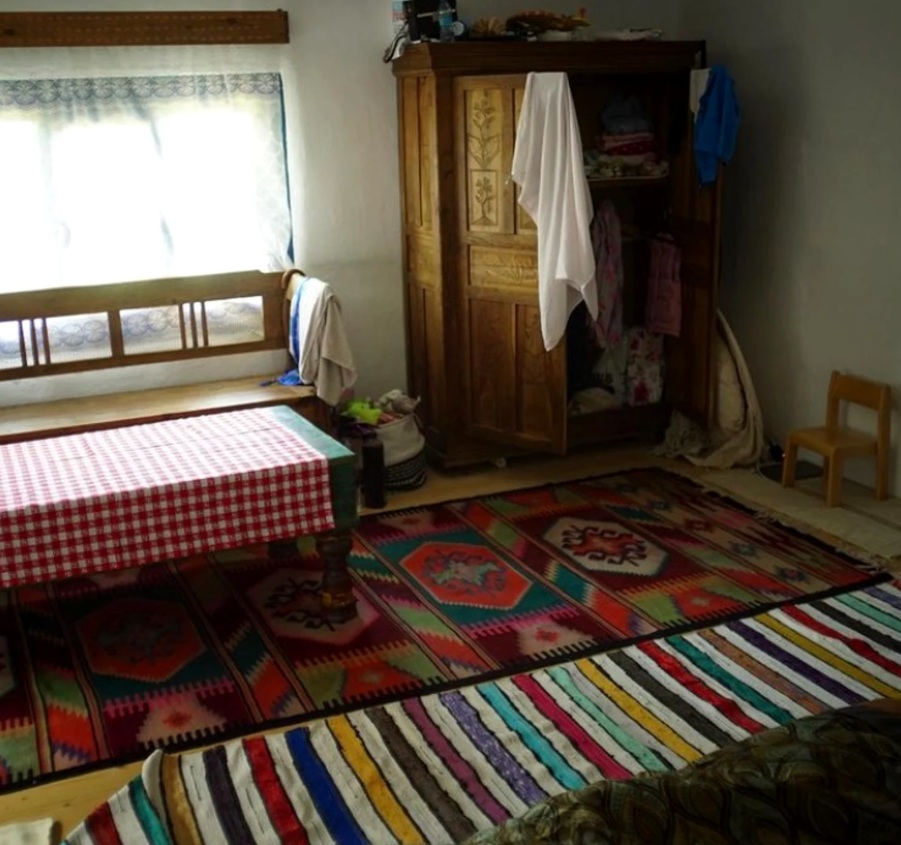 Imagini cu pensiunea neterminată din Maramureș a lui Sorin Brotnei. Are hambar și ciubăr: „Mi-am făcut raiul meu”