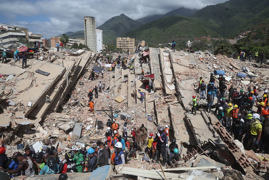 Tânăr scos în viață de sub dărâmături în Venezuela după 106 ore de la cutremurele devastatoare
