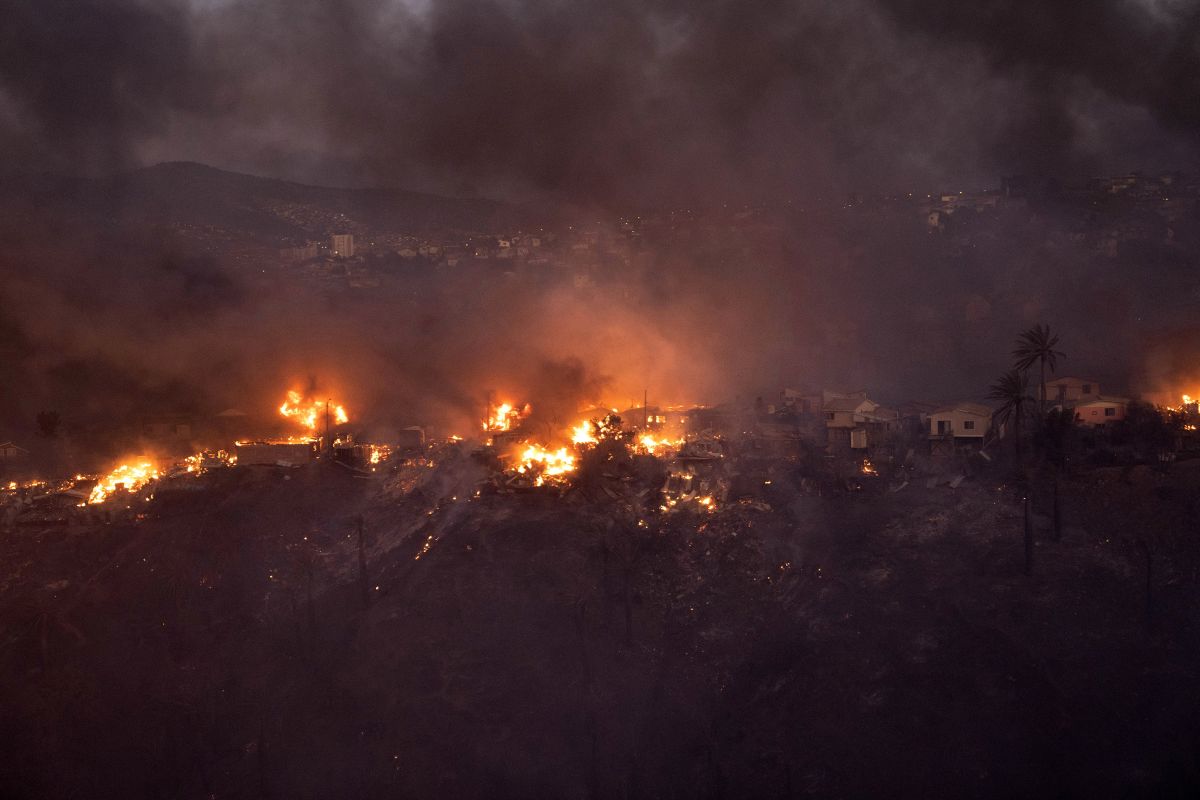 Incendii violente în Chile, într-o stațiune de pe litoral și lângă o rafinărie. Două persoane au murit și sute de case au fost avariate
