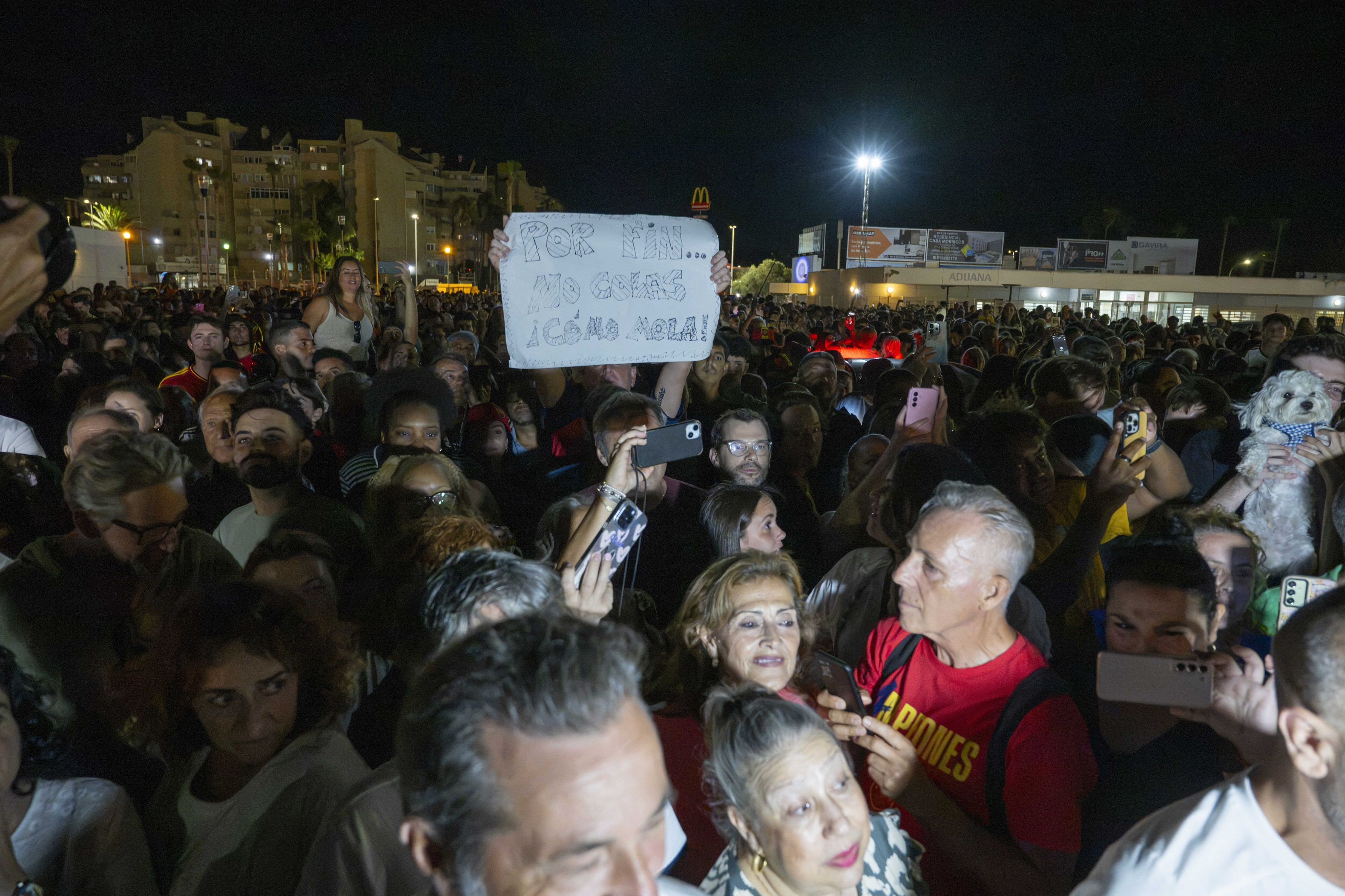 Gardul de frontieră care separa Gibraltar și Spania a fost scos, într-un moment istoric: „Ultimul zid din Europa a căzut”
