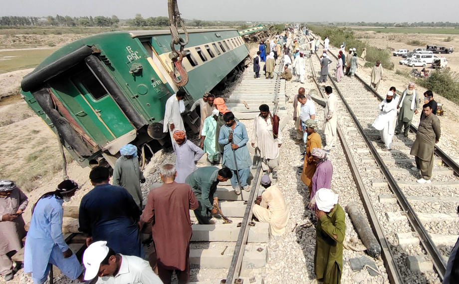 Cel puțin 30 de morți, după ce două trenuri s-au ciocnit în Pakistan