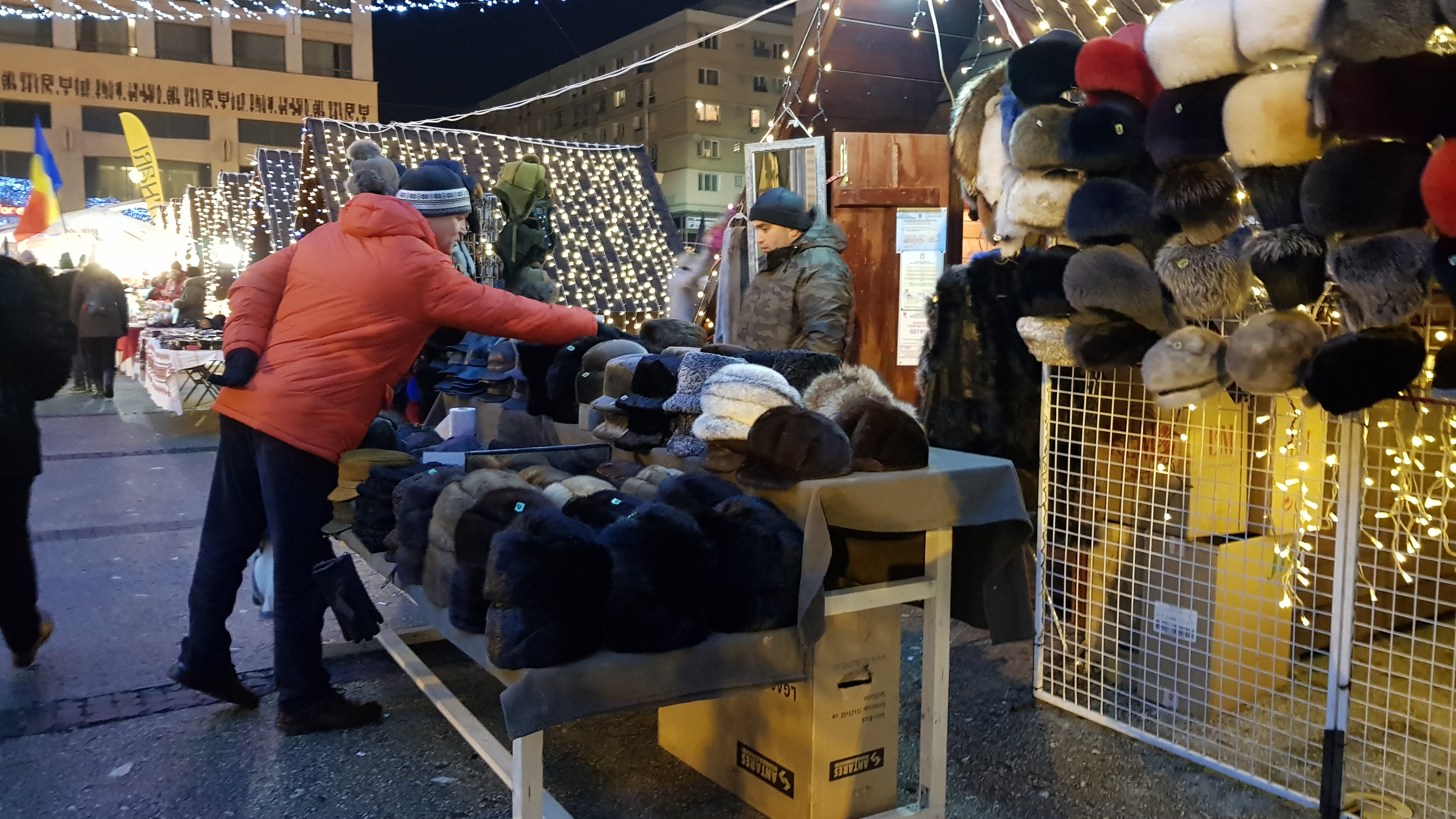 VIDEO&FOTO/ Sute de mii de luminițe multicolore s-au aprins în Iași. S-au deschis și cele două târguri de Crăciun
