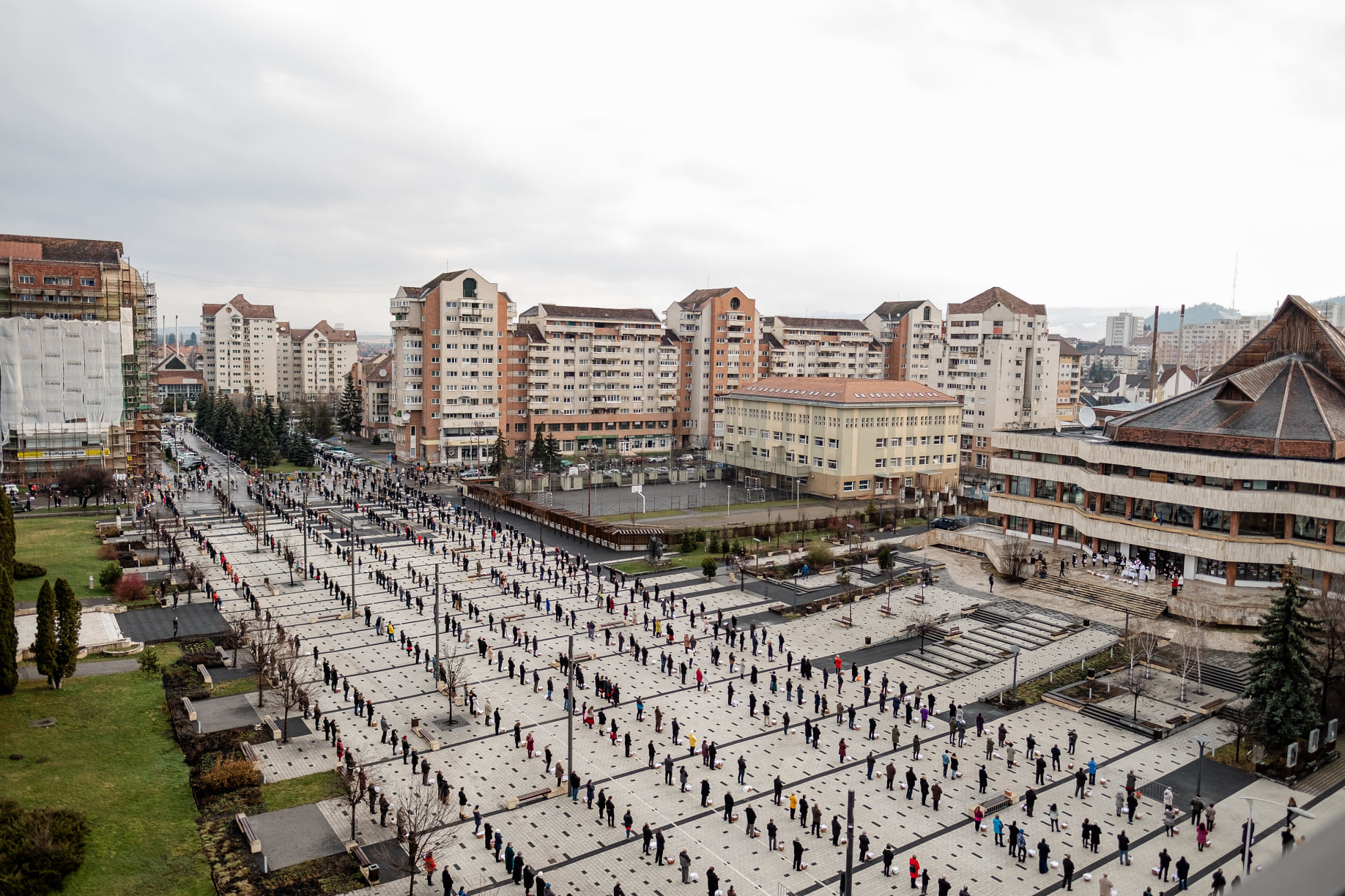 Imagini impresionante la Brașov: oamenii au așteptat distanțați lumina de Înviere