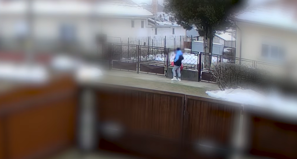 Elemózsiát zsákmányolt a rabló egy járókeretes asszonytól - videón az eset