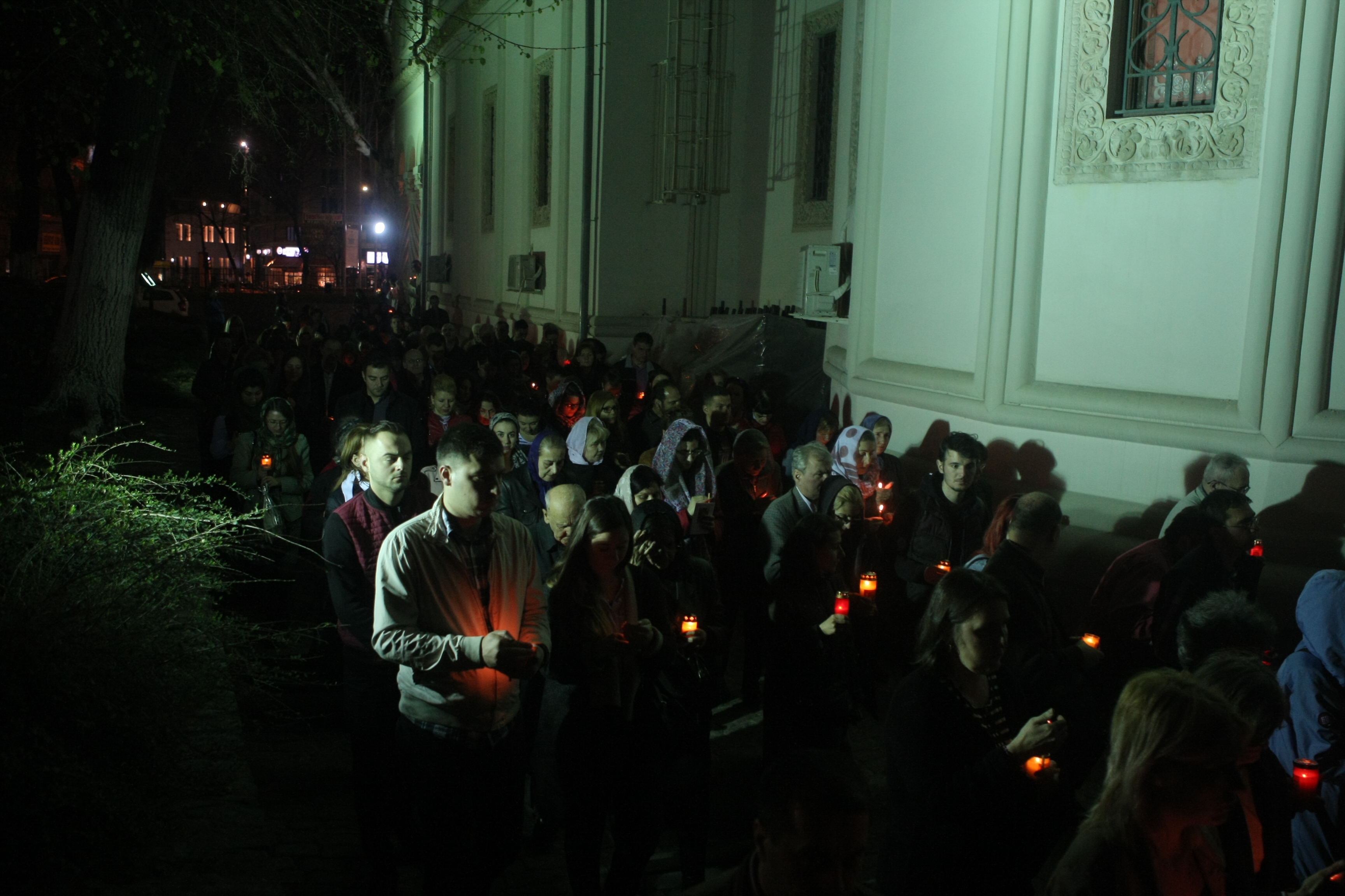 Credincioșii au participat la cântarea Deniei Prohodului la biserica Sfântul Gheorghe Nou din București GALERIE FOTO