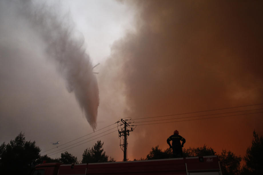 Atena, sub amenințarea incendiilor. Premier: „Canicula a transformat țara într-un butoi cu pulbere”