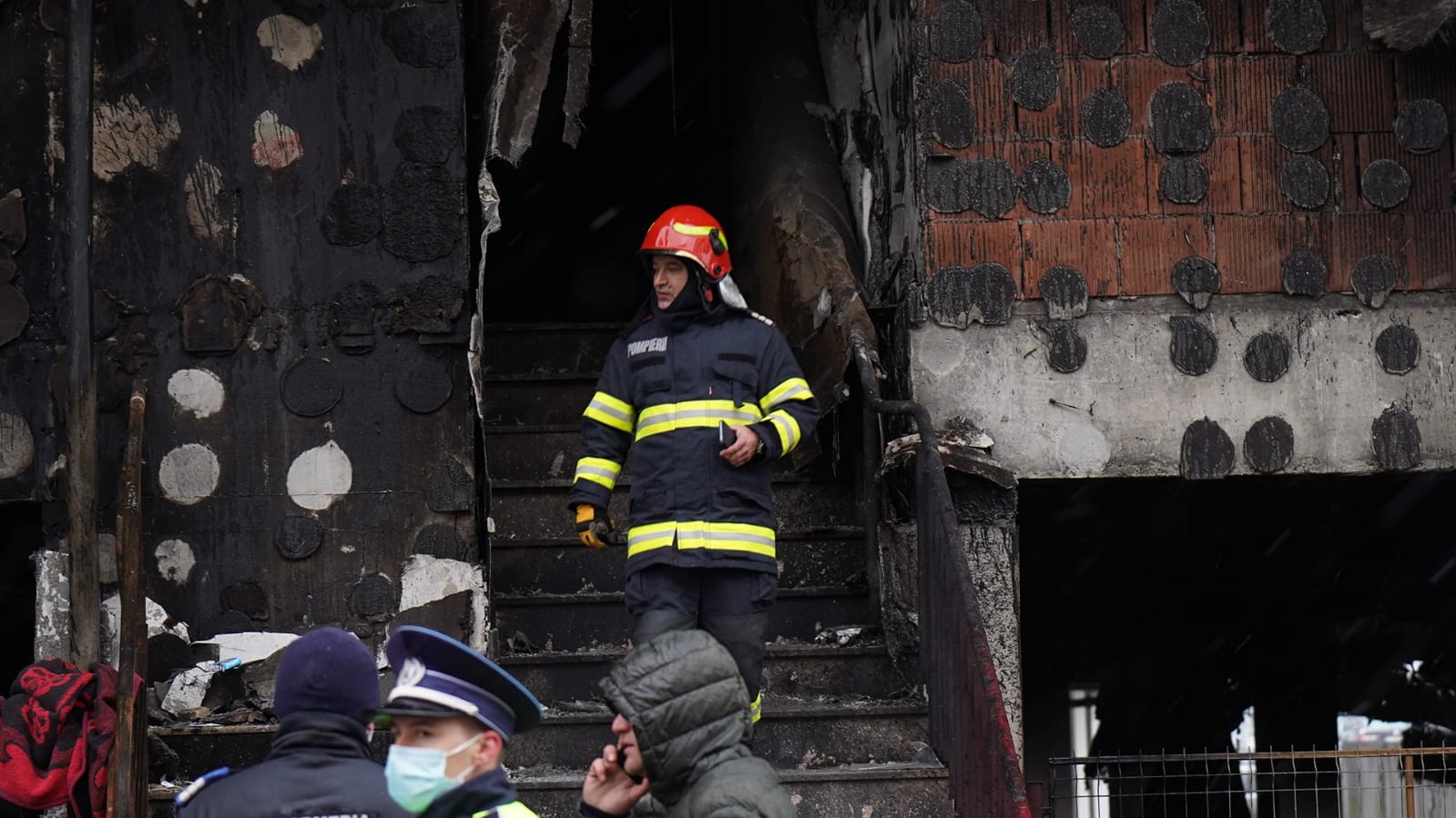 Adolescentul de 15 ani care a incendiat un bloc din Constanța, arest la domiciliu pentru 30 de zile