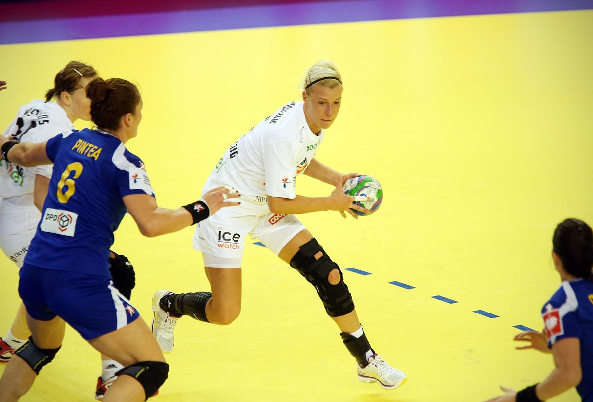 CAMPIONATUL EUROPEAN FEMININ DE HANDBAL. UNGARIA - ROMÂNIA 20-19. EuroPA! Am jucat ca niciodată, am pierdut ca-ntotdeauna! ^FINAL DE COȘMAR: nu am marcat nici în ultimele cinci minute, iar în ultimele 11 - am înscris doar o dată! Suporterii unguri au scandat ”Țiganii, țiganii!”