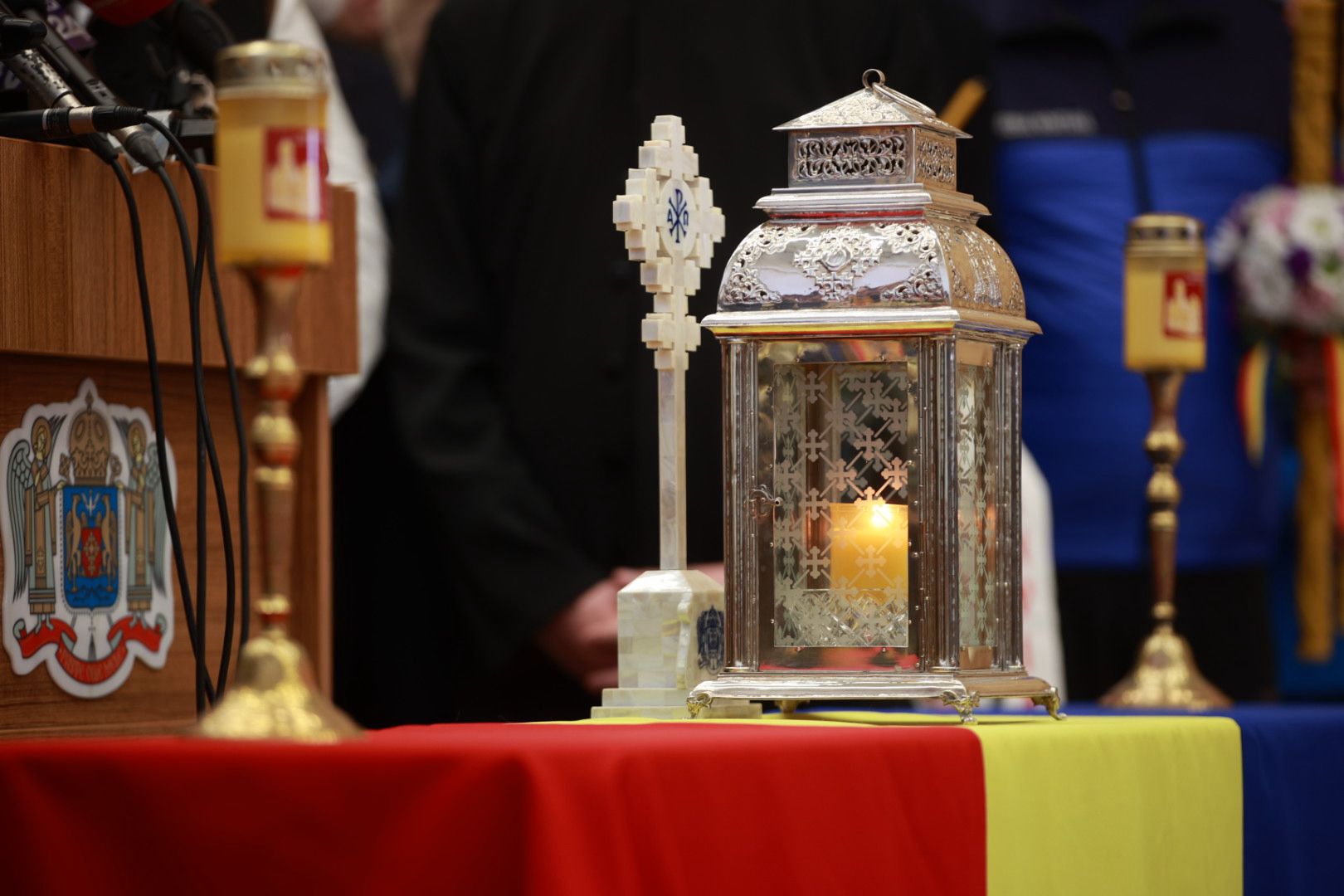 Sfânta Lumină de la Ierusalim a ajuns în România: „Este semnul că iubirea lui Dumnezeu nu moare niciodată”