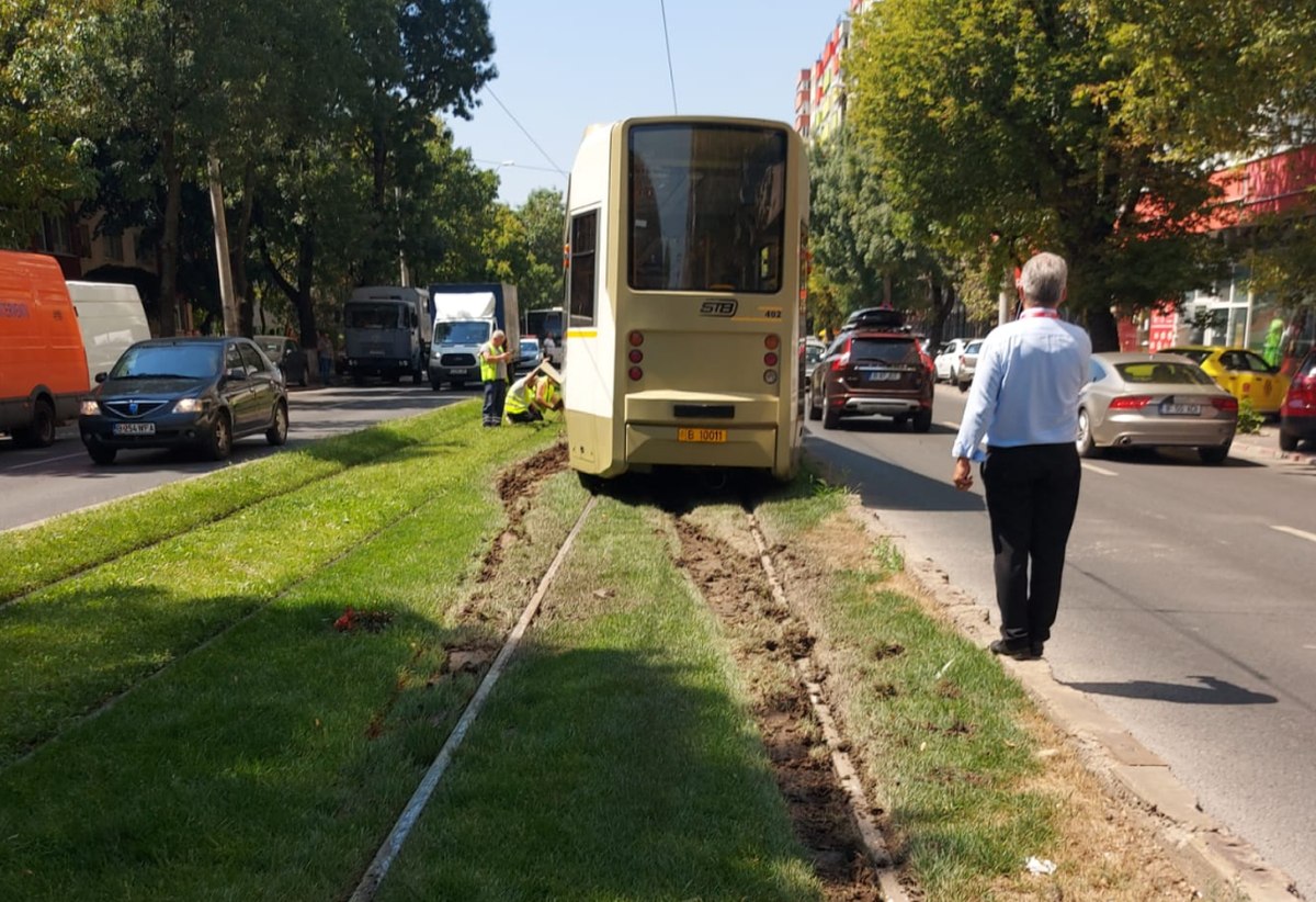 STB a cerut primăriei conduse de Piedone să scoată gazonul de pe șinele de tramvai din sectorul 5, pentru că a provocat deraieri