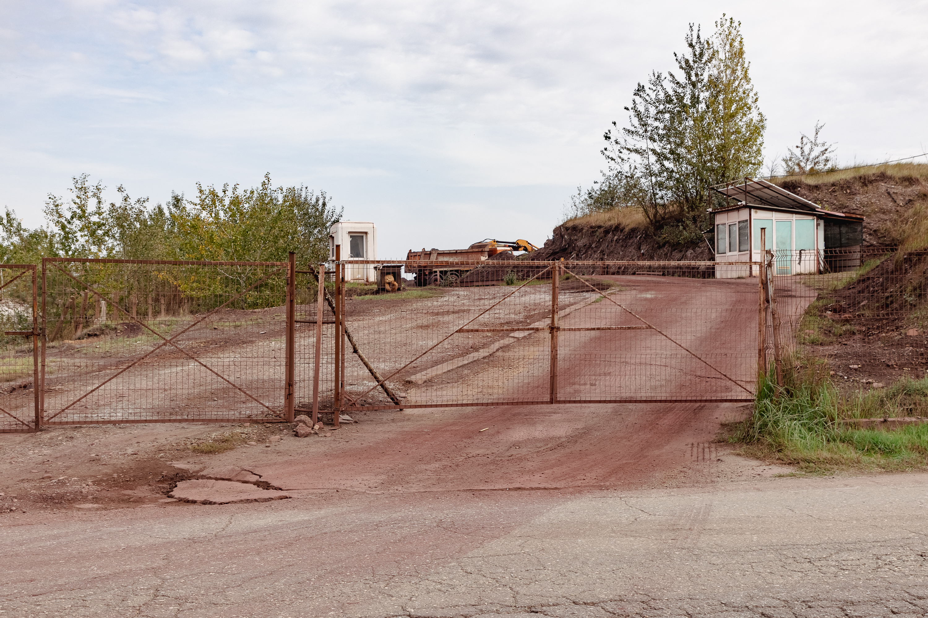 Cernobîlul de la Valea Călugărească, Prahova. Autoritățile și-au dat acordul pentru un mare depozit de gunoi lângă munții de deșeuri industriale. „Roșia Montană se mută la noi!”