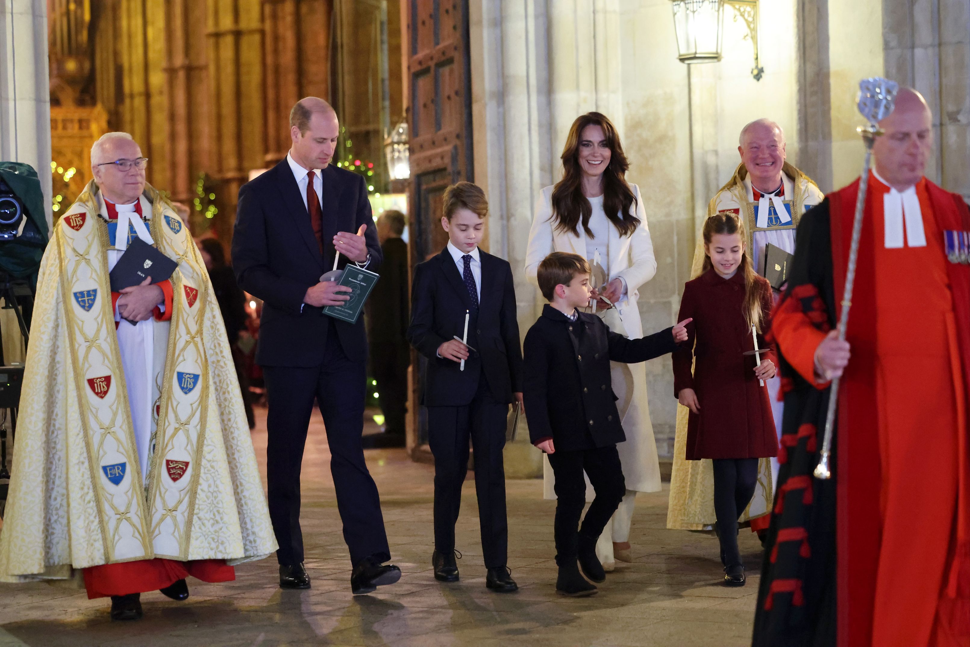 Prințul Louis, în centrul atenției la concertul de Crăciun al lui Kate Middleton. Ce năzbâtie a făcut fiul prințului William