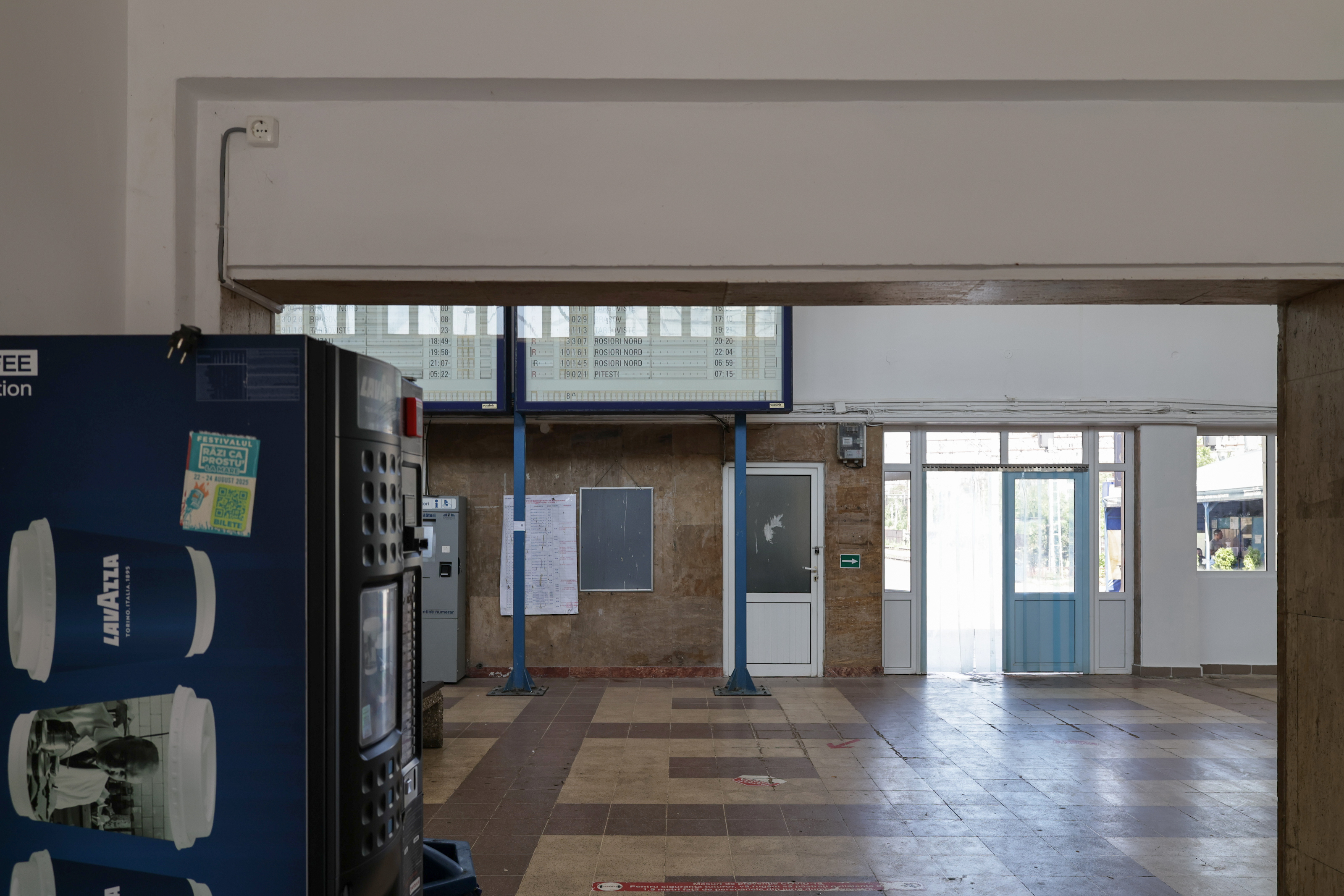„Doar pentru tine, Amore”. O manea, un fotoliu părăsit și un ceas blocat, locul abandonat din București