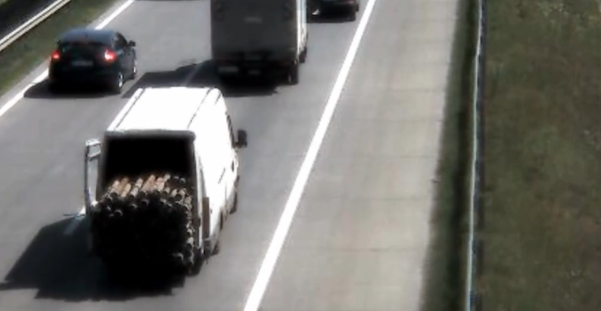 Ez aztán a csöves autó! Azonnal lecsaptak rá a rendőrök az M0-son - videó