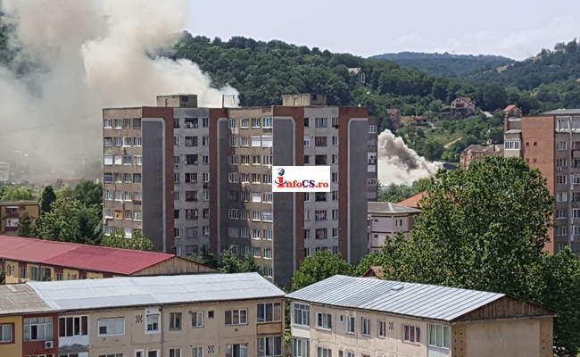 Incendiu violent în Reșița. Un cartier întreg, acoperit de fum