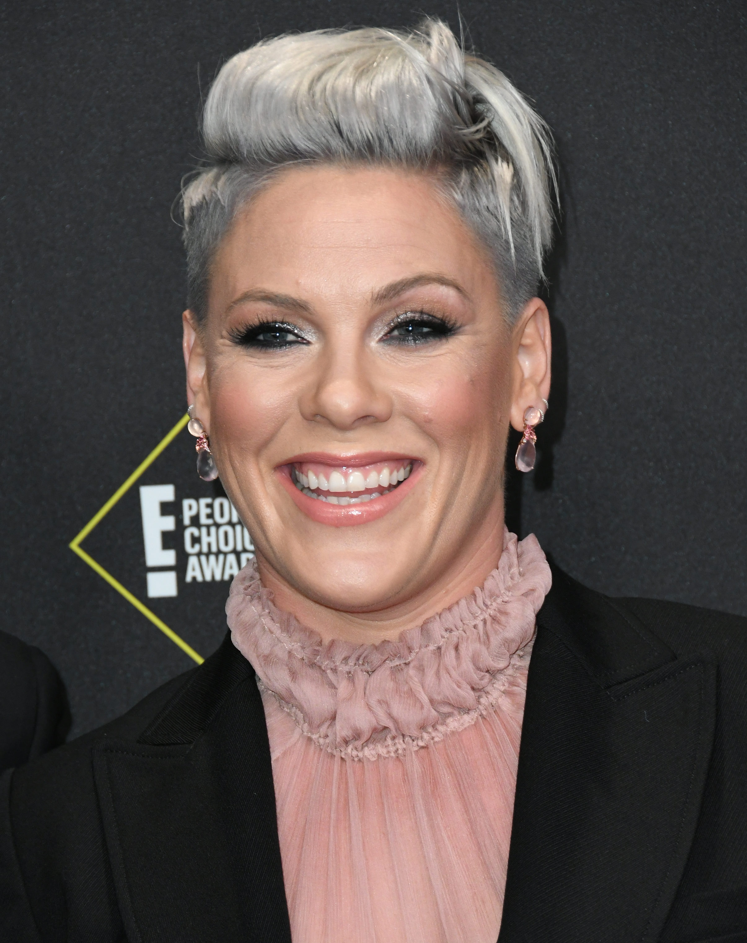 Câștigătorii Galei People's Choice 2019. Adelina Pestrițu, pe covorul roșu alaturi de Kim Kardashian, Pink și Gwen Stefani