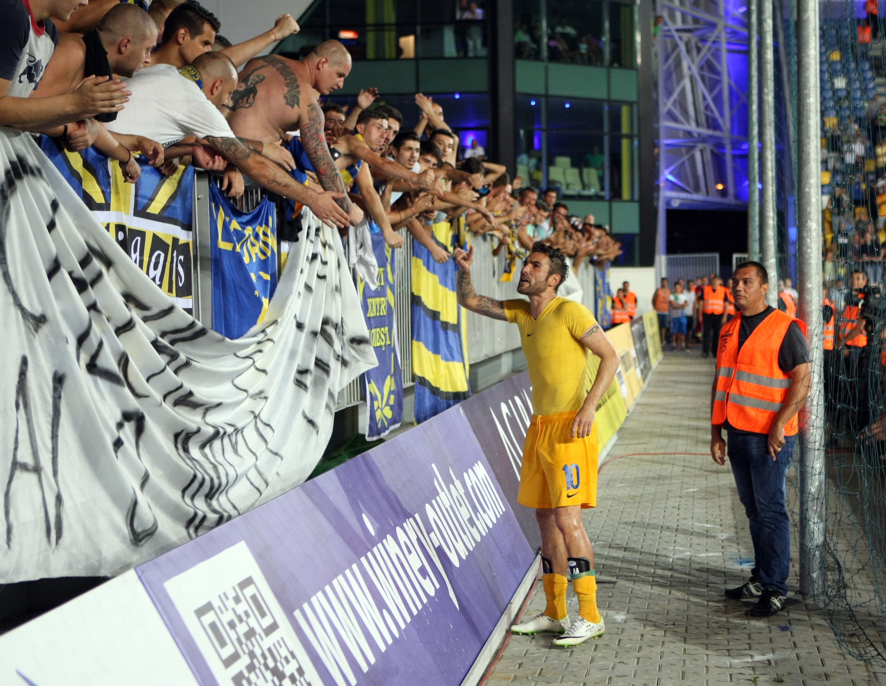 Fotbaliştii de la Nurnberg, pedepsiţi de suporteri: ”DEZBRĂCAŢI-VĂ!”
