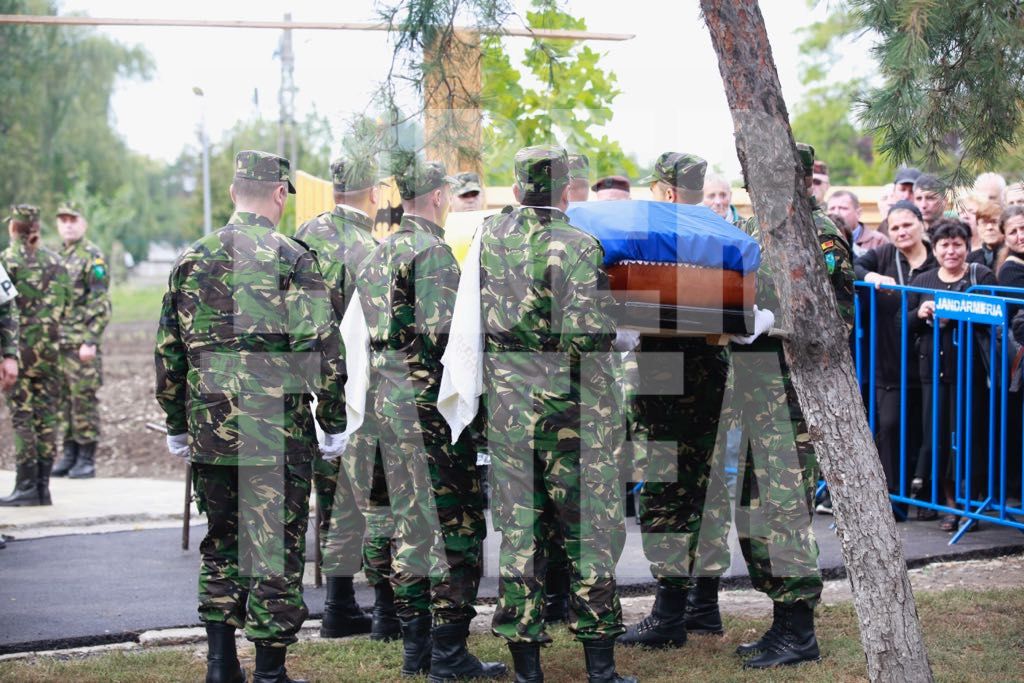 VIDEO&FOTO/ Mădălin Stoica, militarul mort în Afganistan, înmormântat cu onoruri militare la Buzău