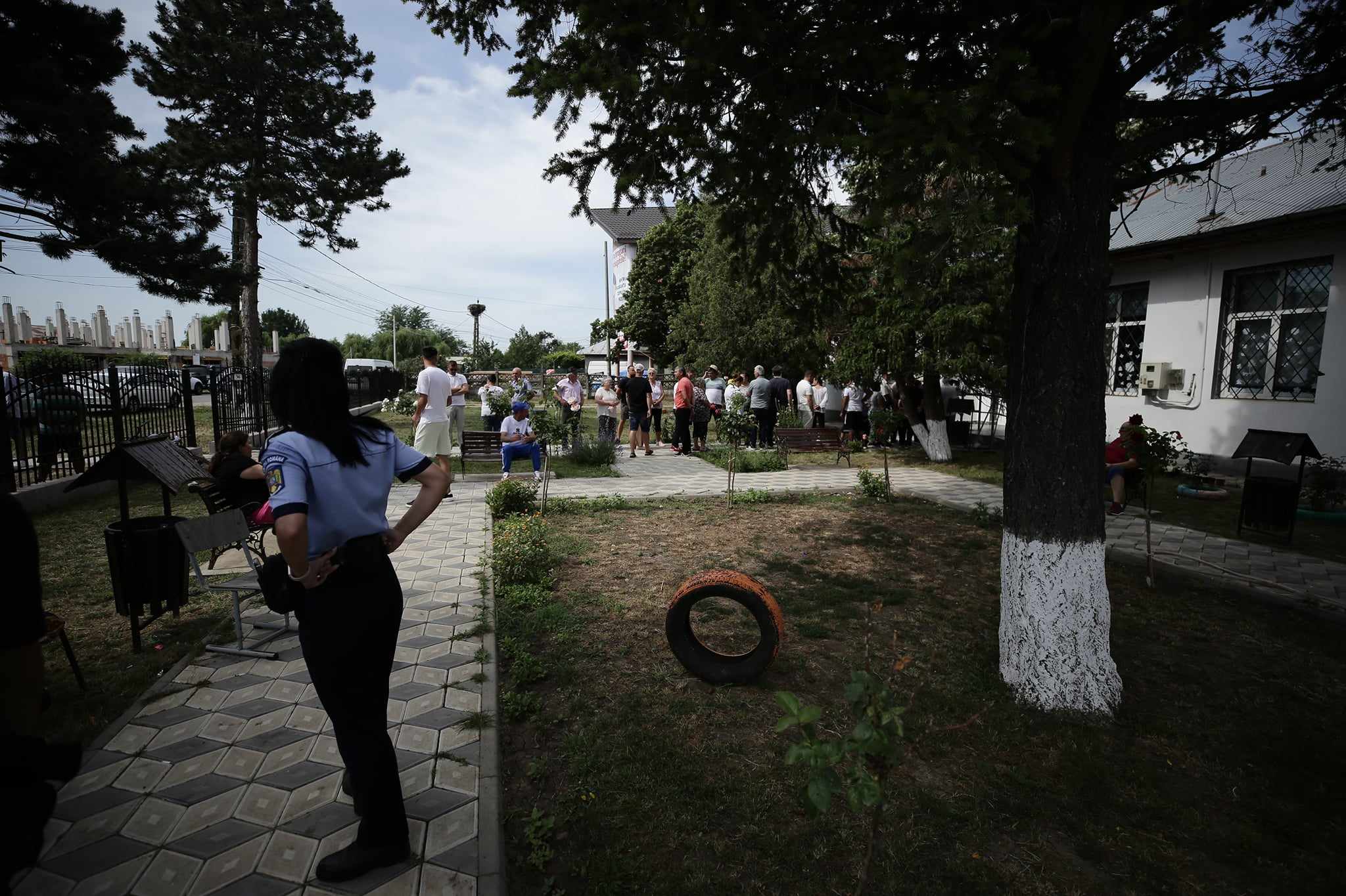 ALEGERI 2024. Secția de votare din Belciugatele, Călărași, păzită de jandarmi și polițiști, după bătaia dintre PSD și PNL de săptămâna trecută. „50 de porții de mici și o friptură la doi oameni”