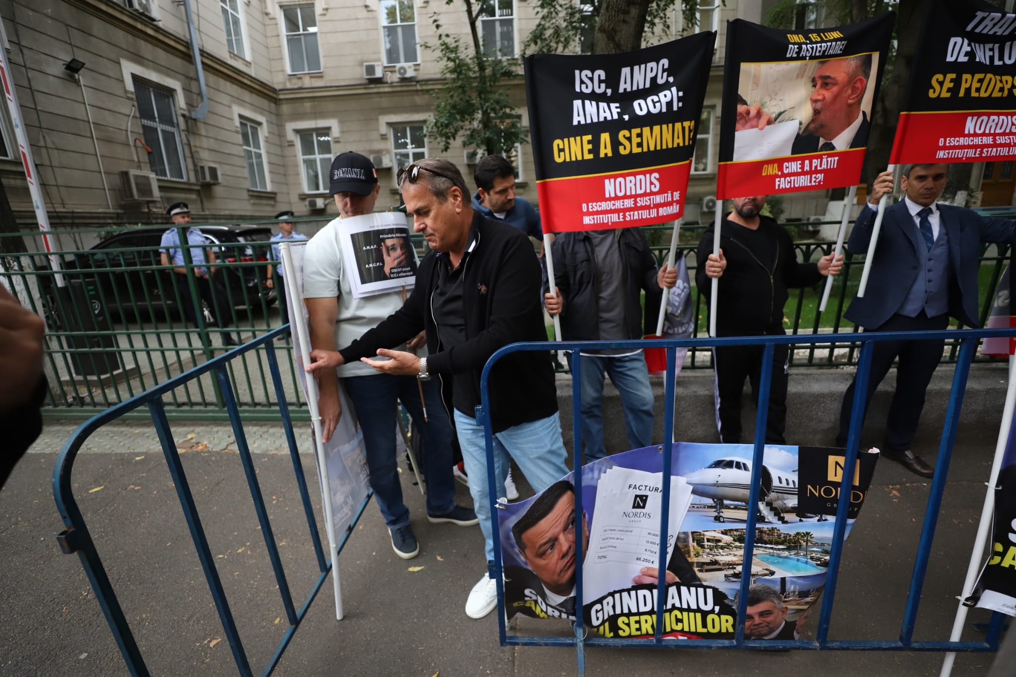 Păgubiții Nordis protestează în fața DNA