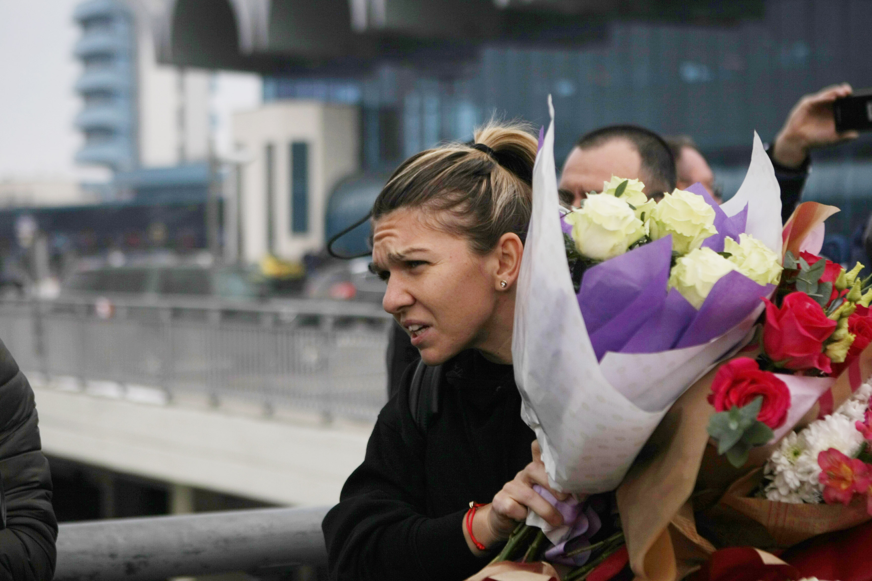 Simona Halep s-a întors acasă supărată și accidentată. A refuzat primirea la Salonul Oficial. Îmbulzeală la aeroport / GALERIE FOTO