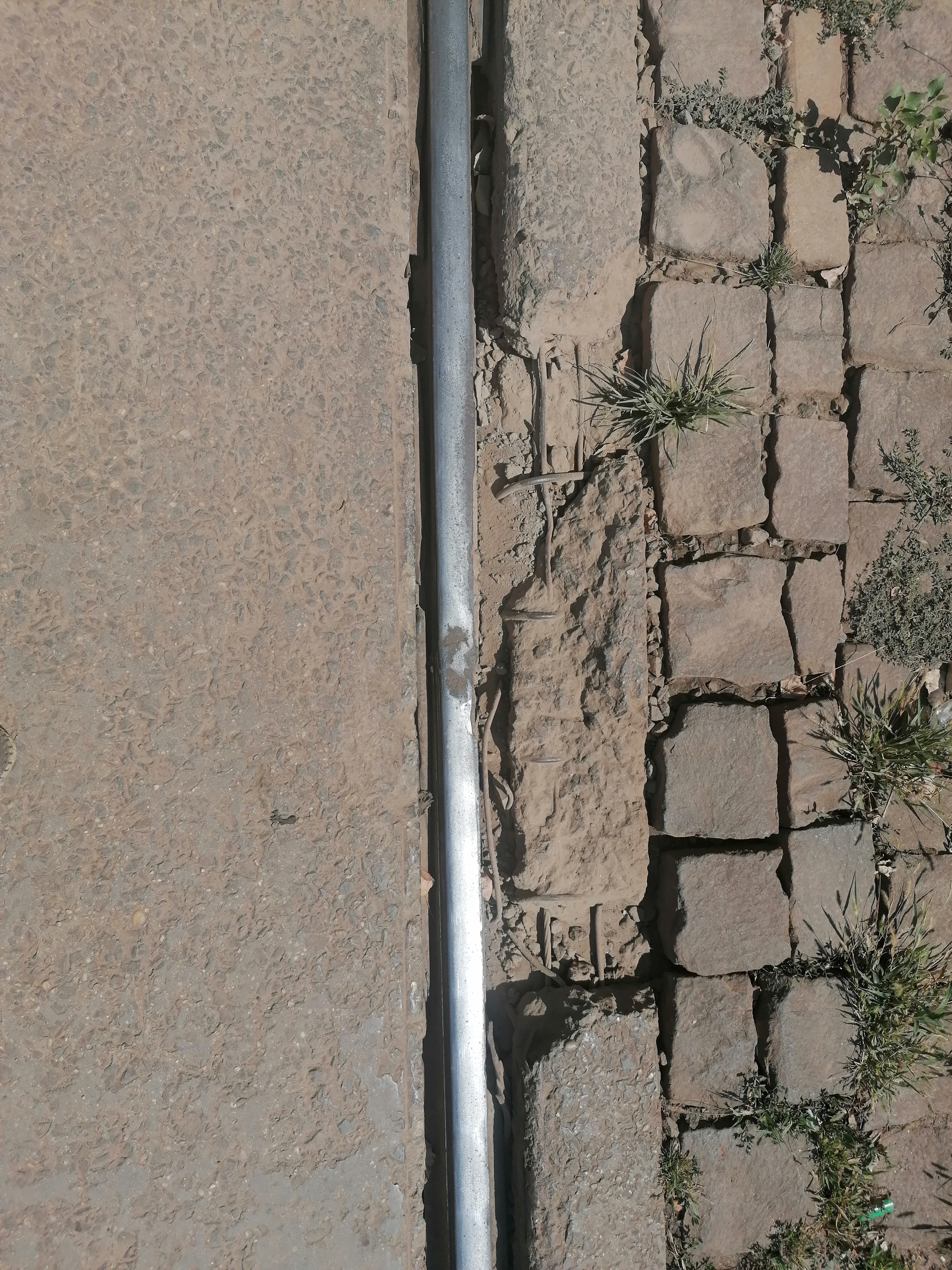 Gropi, șine rupte și segmente lipsă. Imagini cu liniile de tramvai care îi înspăimântă pe bucureștenii care vin la muncă în Pipera: „Mai bine cobor cu două stații înainte”