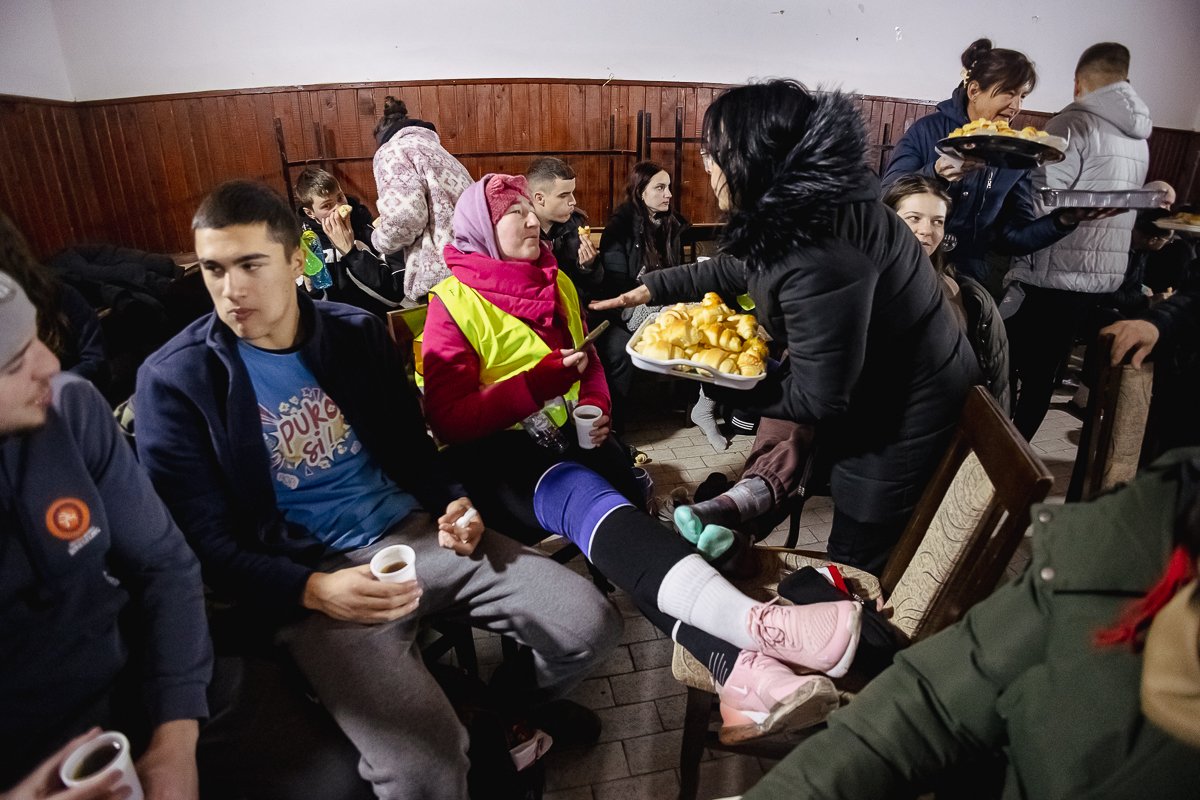 Cum protestează studenții sârbi prin marș și de ce strigă numele Laurei Kovesi