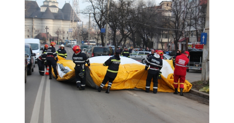 Un bărbat care amenința că se sinucide a lăsat jumătate din Iași fără curent și a paralizat circulația din oraș