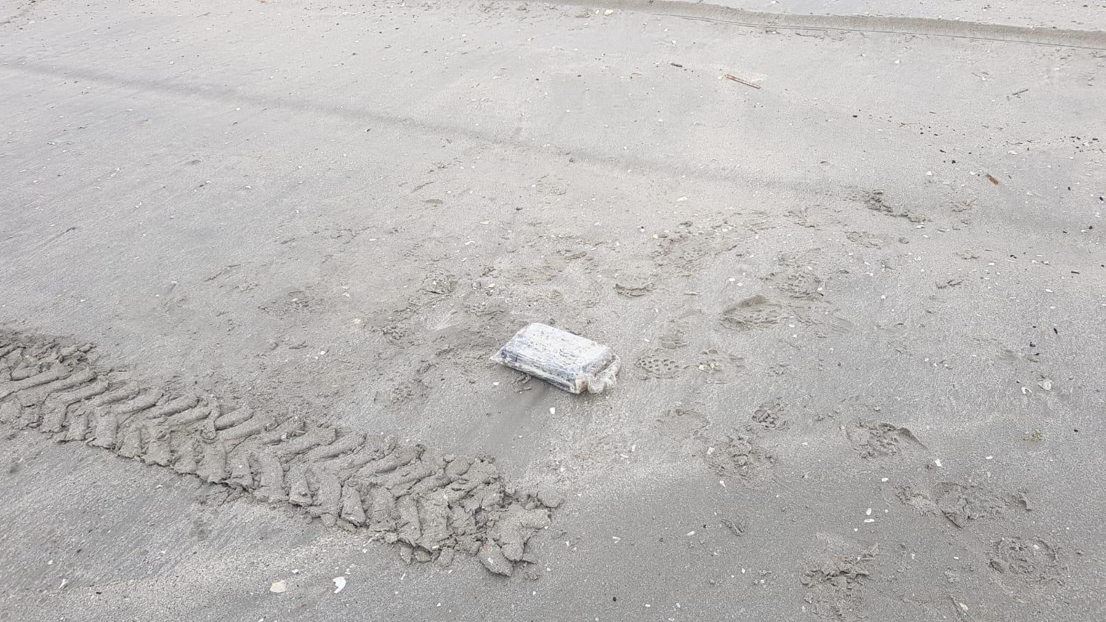 UPDATE | Alte 12 pachete cu cocaină pură ridicate de pe plaje, duminică! Poliția e în alertă pe tot litoralul