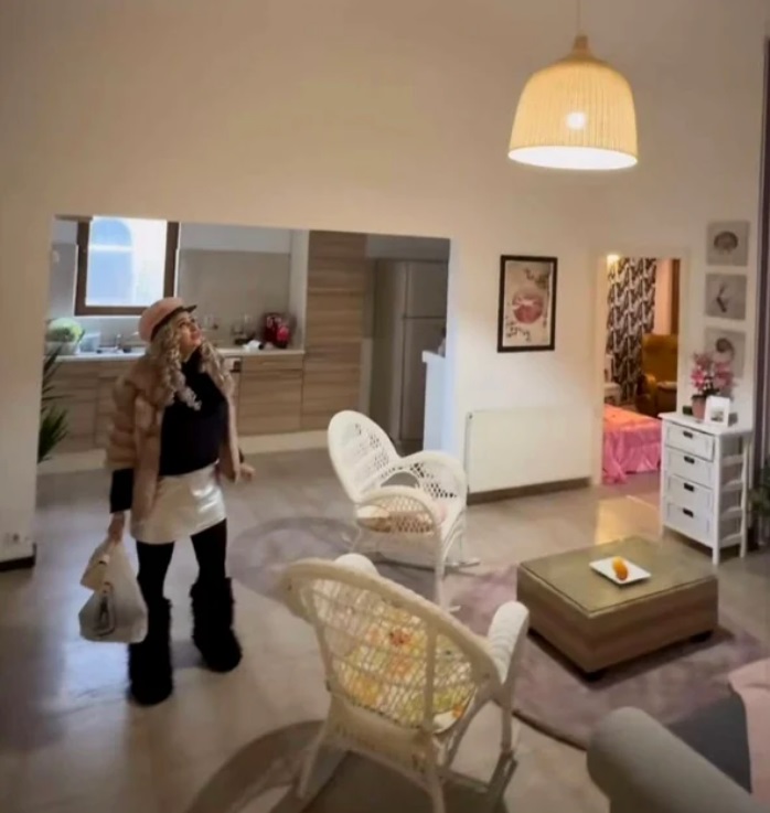 Casa din Snagov a Sânzianei Buruiană e platou de filmare pentru un serial de la Antena 1. Vila de lux e estimată la 500.000 de euro