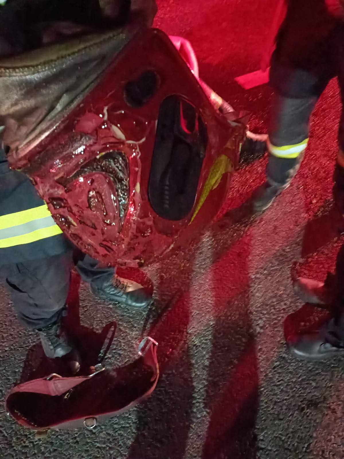 Imagini cu căștile topite ale pompierilor care au intervenit la Crevedia. „Echipamente uzate, uniforme găurite, roboții pot fi controlați doar la o distanță de 300 de metri”