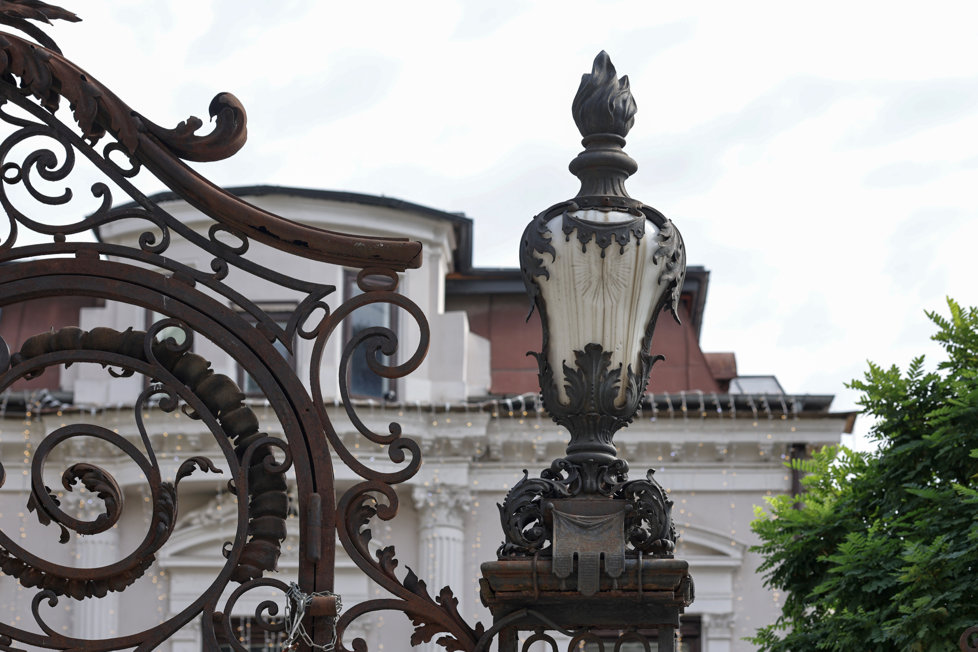 O bijuterie a Bucureștiului se luptă cu timpul, în timp ce restaurarea bate pasul pe loc