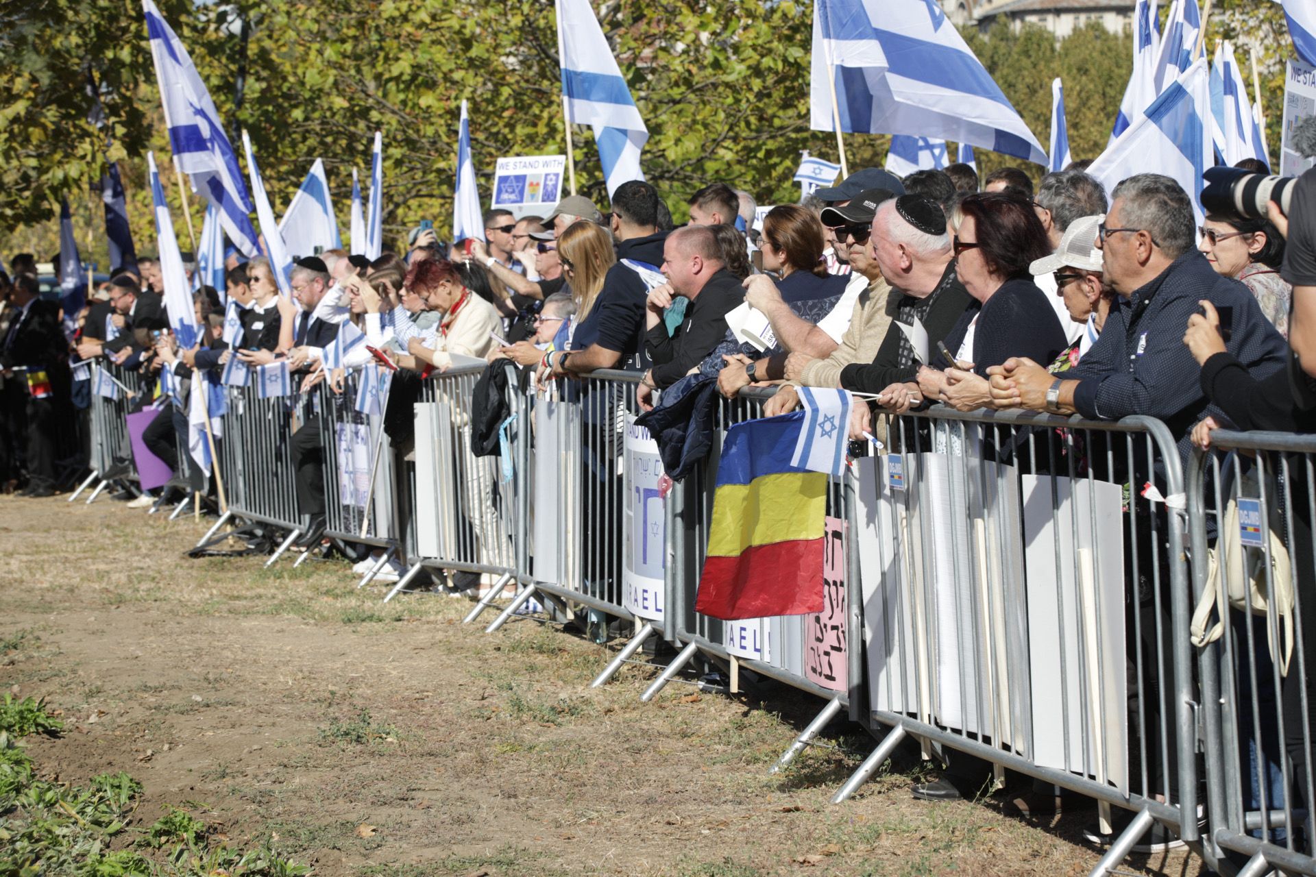 Miting la București, sute de persoane s-au solidarizat cu victimele atacului Hamas. „Israelienii nu au intrat în casele nimănui și nu au luat ostatici copii”