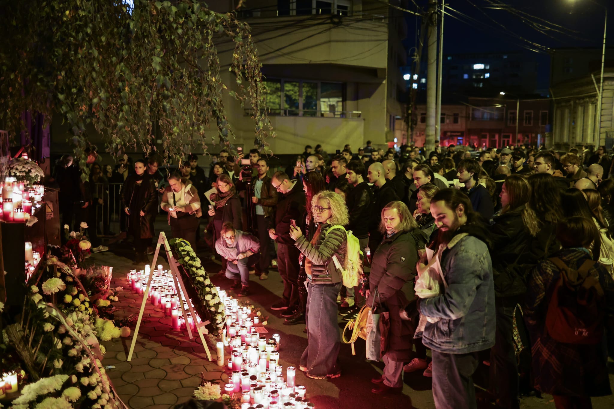 Marș de comemorare la 10 ani de la tragedia din Clubul Colectiv. Mii de oameni își strigă nemulțumirile: „Vrem spitale, NU catedrale”