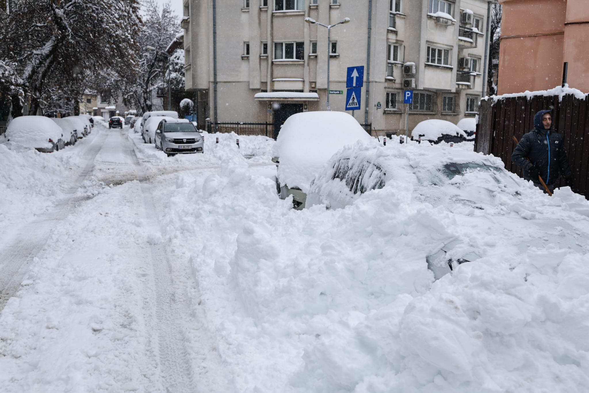 Zăpada a dat peste cap și trenurile, și avioanele din România: întârzieri de sute de minute și zboruri anulate
