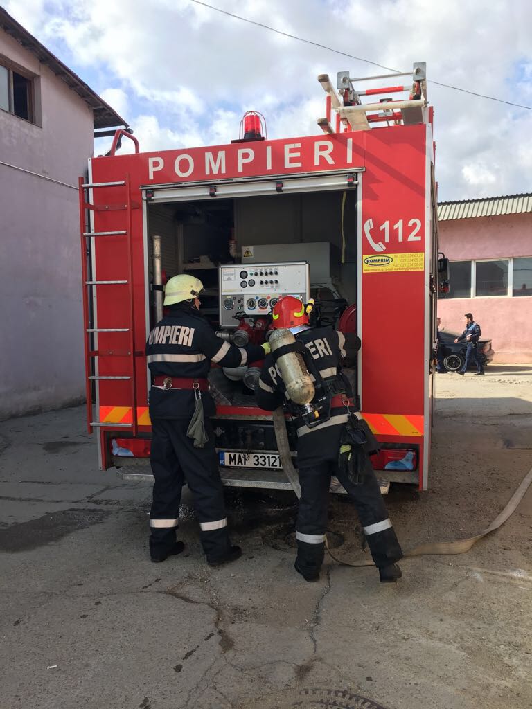 FOTO: Incendiu violent la o patiserie din Oradea. Zeci de pompieri mobilizați și o persoană rănită