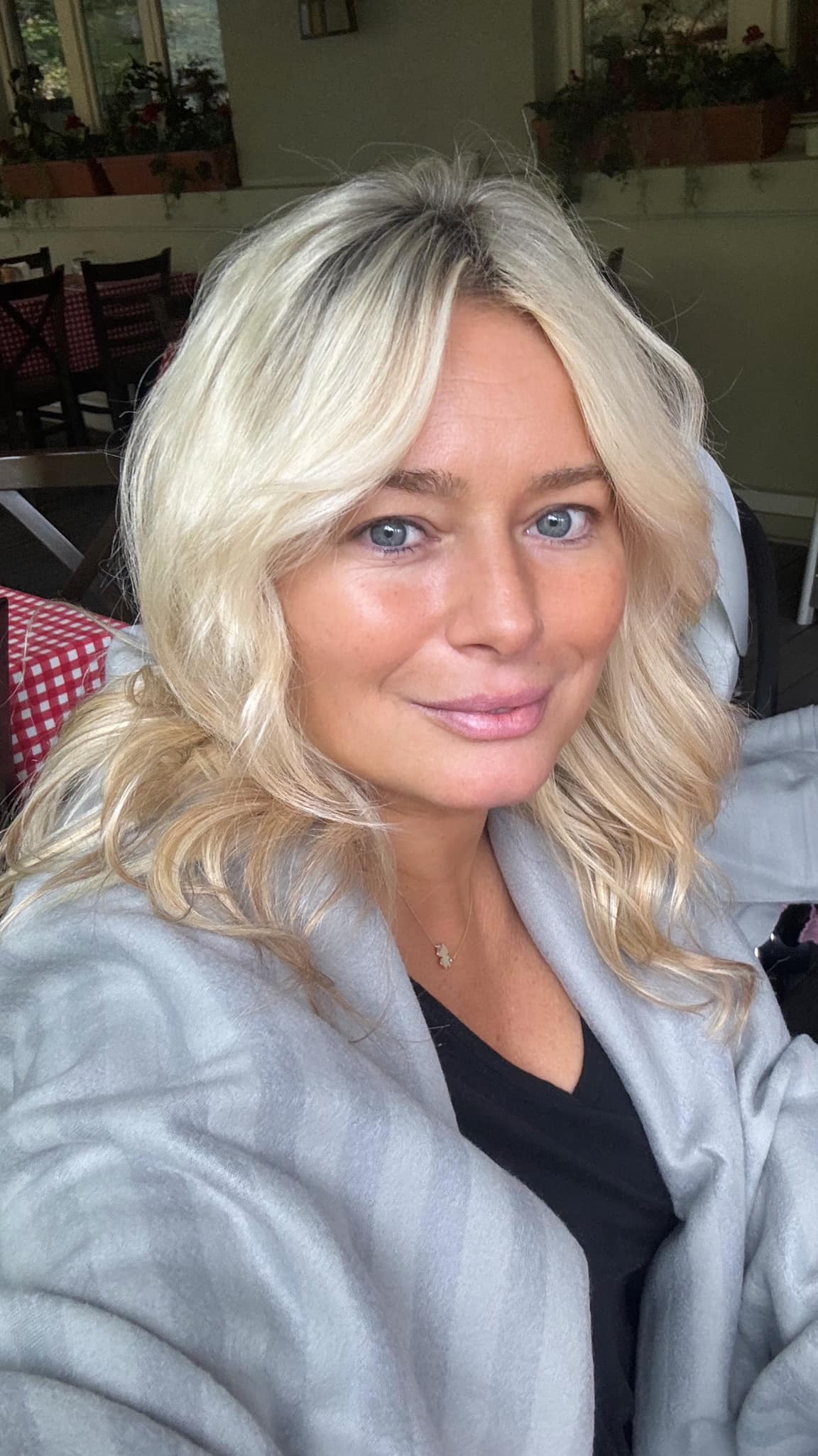 Prin ce trece Laura Cosoi la două luni după ce a devenit mamă a patra oară: „Nu mă puteam ridica din pat”. Și-a luat fiica pe platoul de filmare