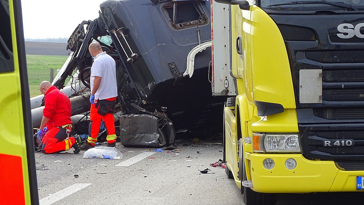 Șofer român de TIR ucis de stâlpii uriași de beton pe care-i transporta și care au smuls cabina de pe șasiu, pe o autostradă din Ungaria