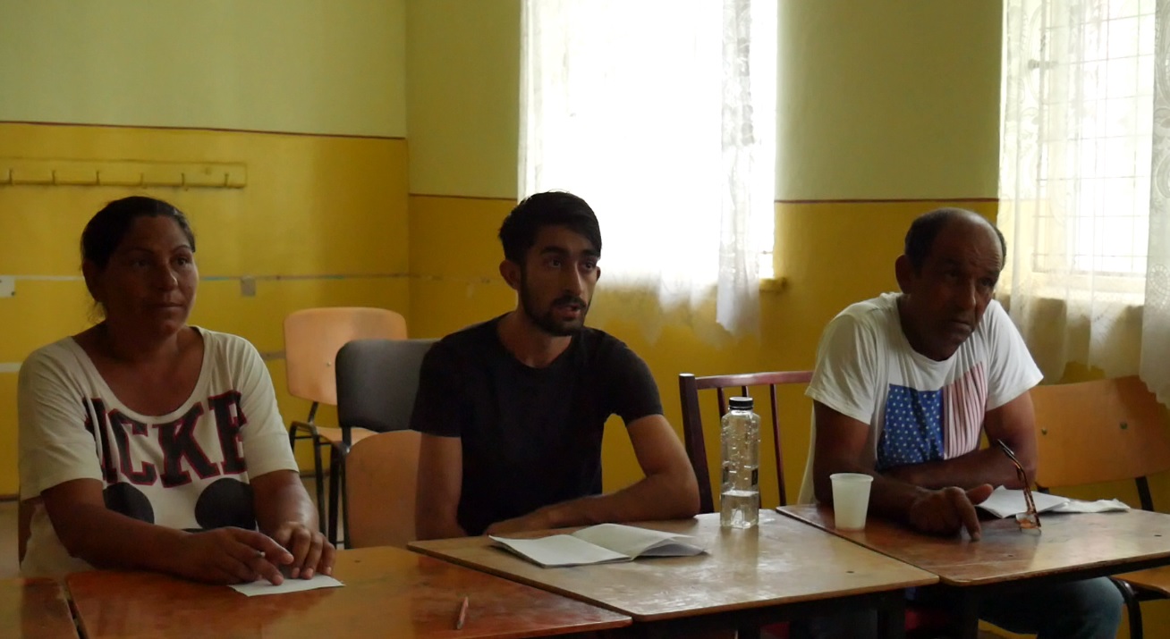 EXCLUSIV/ Zi plină de emoție pentru un bărbat care la 59 de ani se chinuie să învețe alfabetul. A scris ”NUȚU”. Și a plâns (VIDEO)