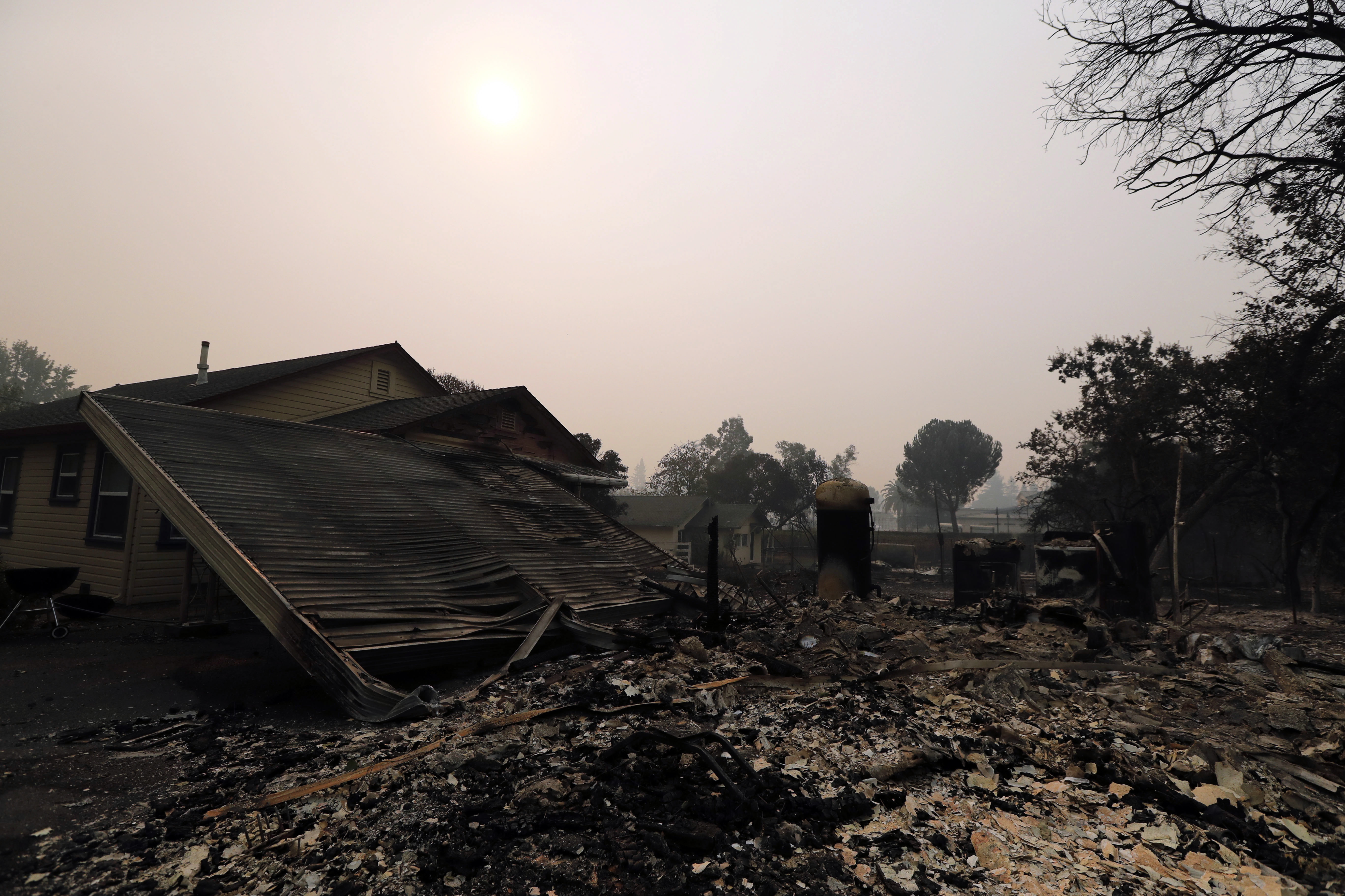 GALERIE FOTO| Incendii devastatoare în California. Cel puțin 23 de persoane au murit, mii de case și terenuri au fost distruse de foc