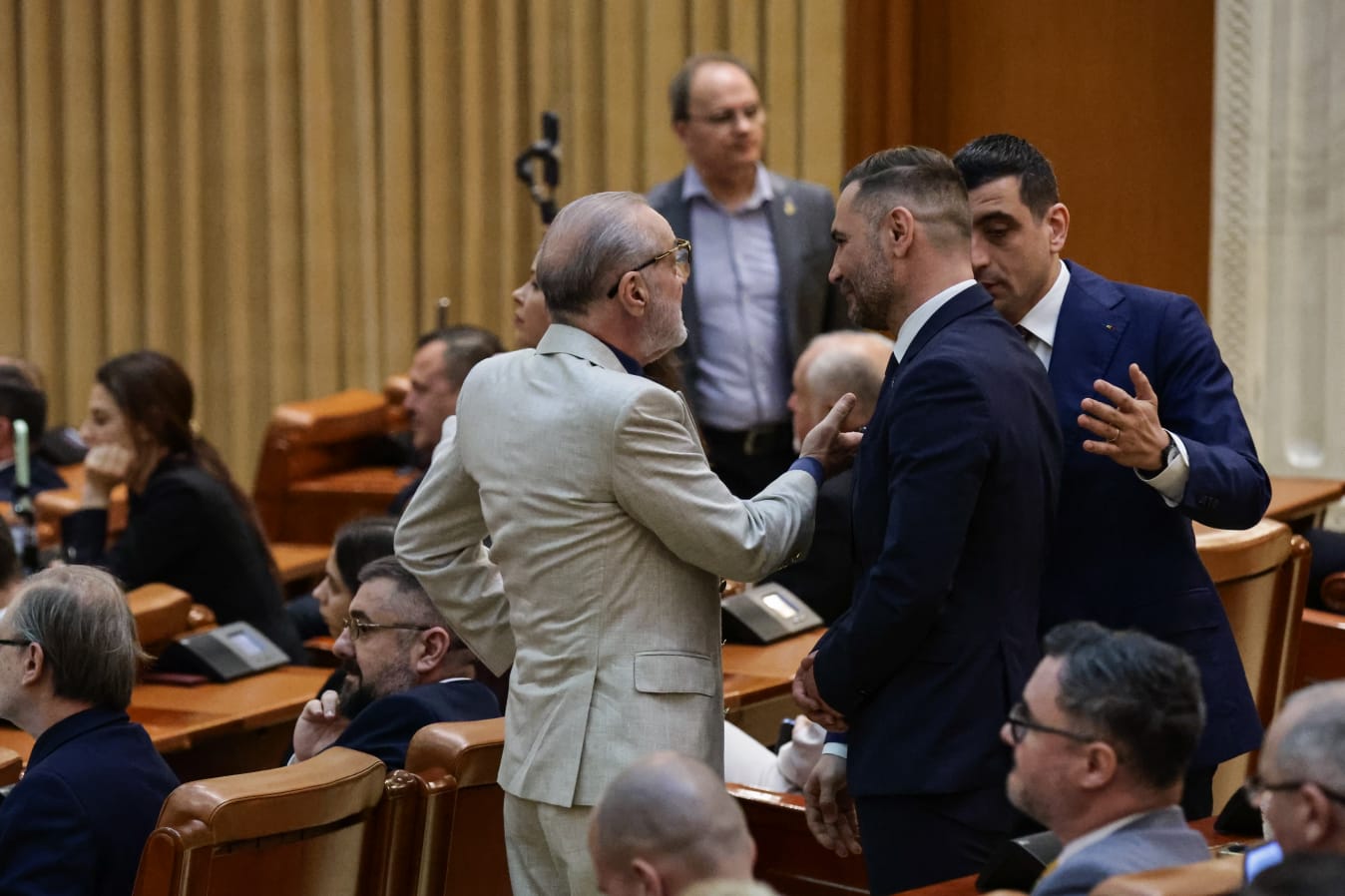 Ce nu s-a văzut la televizor în timpul votului moțiunii de cenzură împotriva Guvernului Bolojan. Negocieri în șoaptă, telefoane pe fugă și calcule la limită