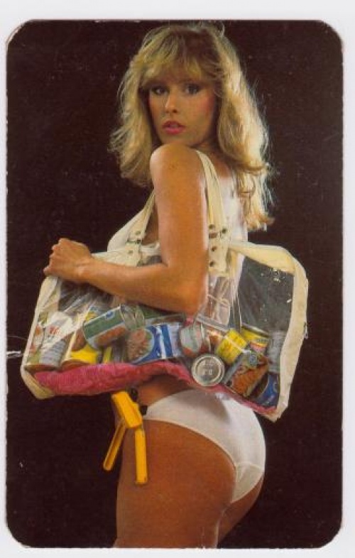 Szexivé tette a konzervet a Globus: amikor Sütő Enikőék falatnyi bikiniben pózoltak a plakátokon májkrémekkel és babfőzelékekkel