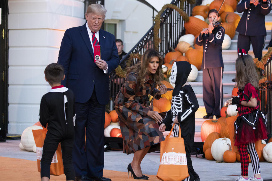 Casa Albă, decorată pentru Halloween. Gestul făcut de Trump când a văzut un copil îmbrăcat în costum de minion